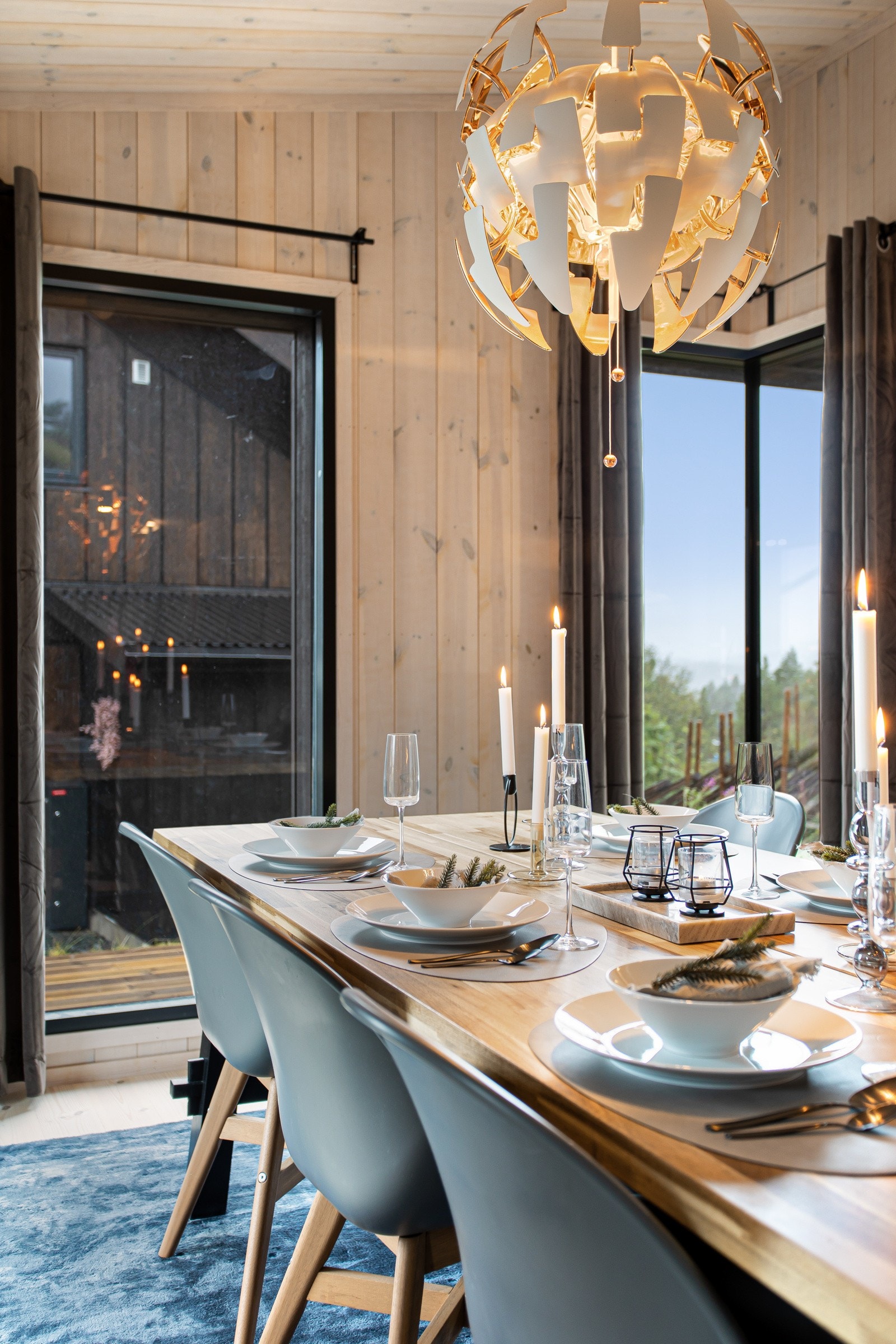 Lekkert materialvalg med lik farge på tak- og veggflater Galleribilde