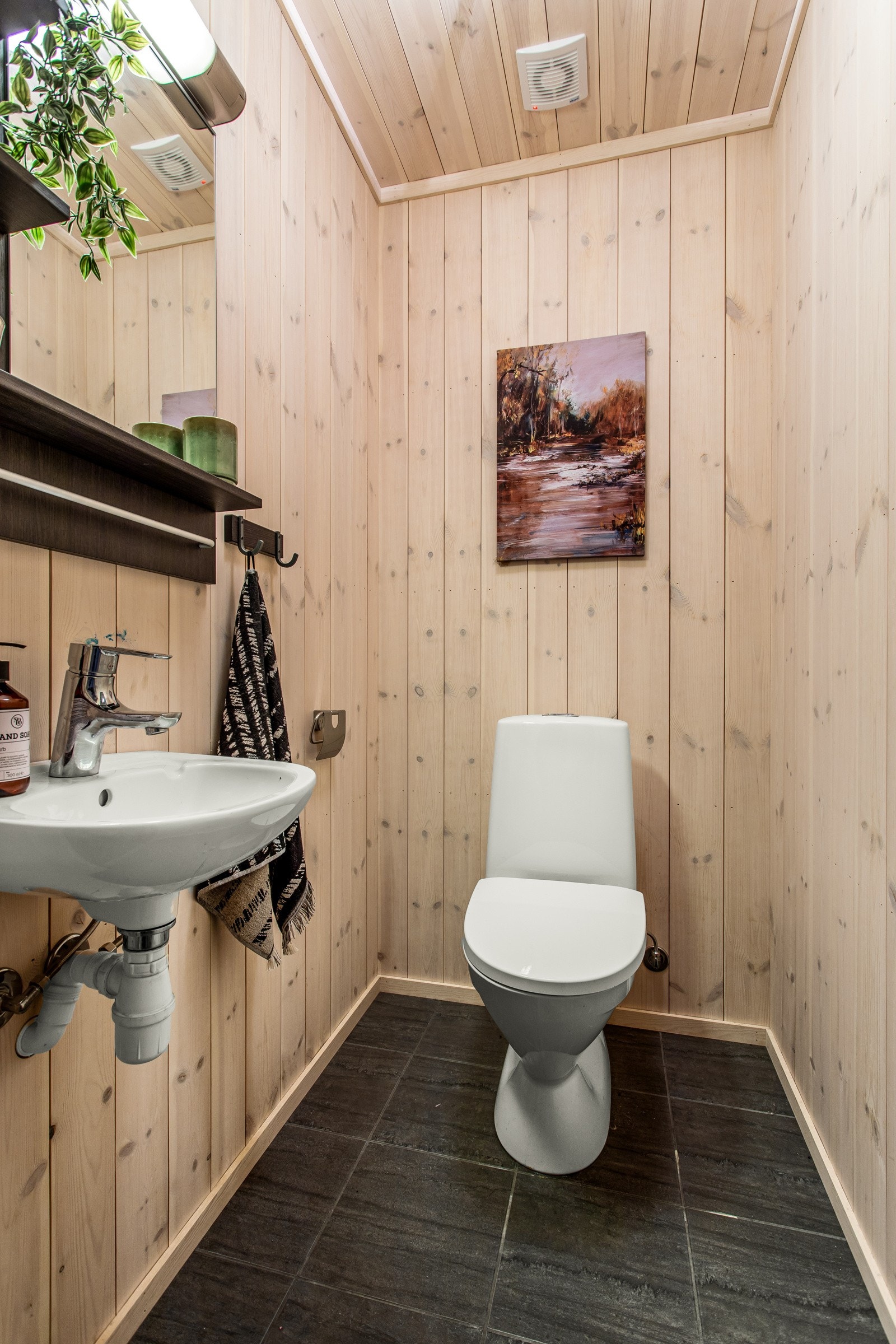 Hytta har i tillegg et praktisk toalettrom med flislagt gulv og varmekabler. Adkomst direkte fra entré Galleribilde