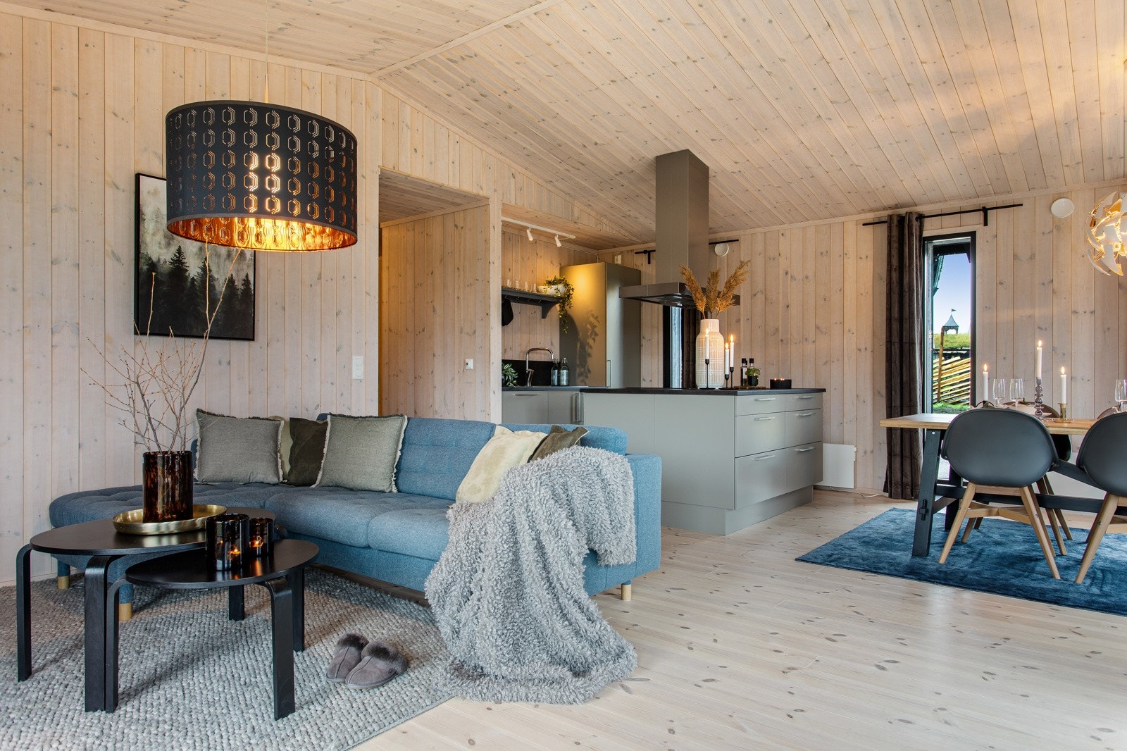 Den åpne løsningen skaper en sosial og trivelig atmosfære på hytta Galleribilde