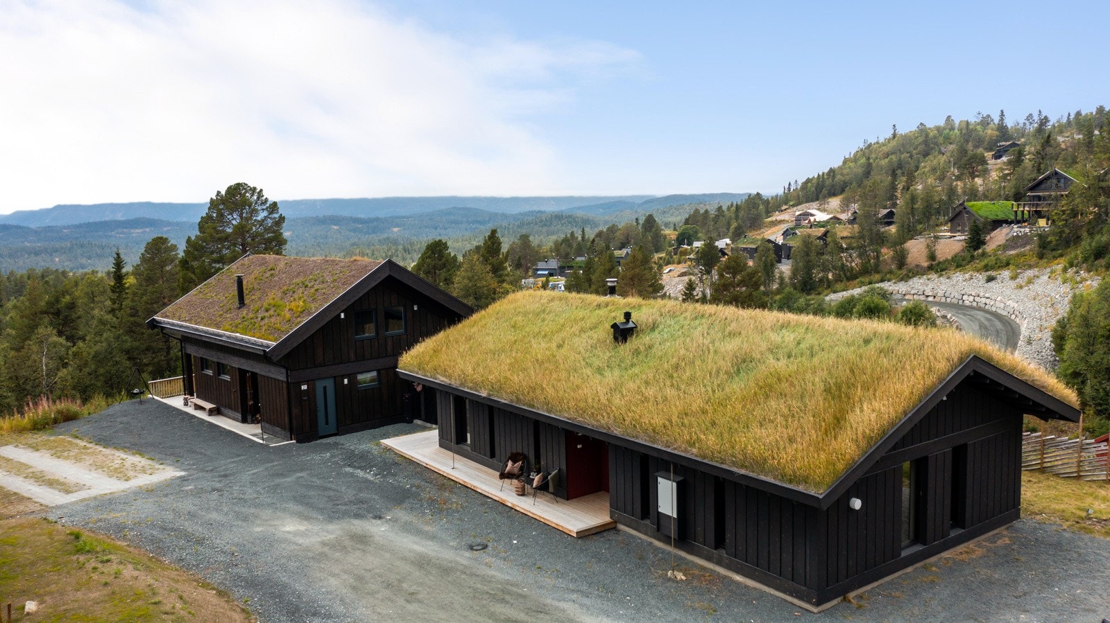 Vår, høst og sommer kan man nyte naturen til fots i et vakkert og vidstrakt høyfjellslandskap. Rauland tilbyr utallig mange fine fjellturer, badevann, jakt, fiske og områder for bærplukking. Galleribilde