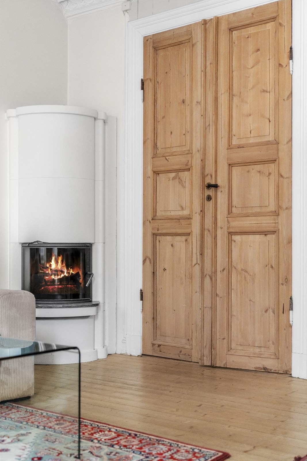 Peisen skaper en lun atmosfære og bidrar til lavere strømforbruk på kalde dager. Galleribilde