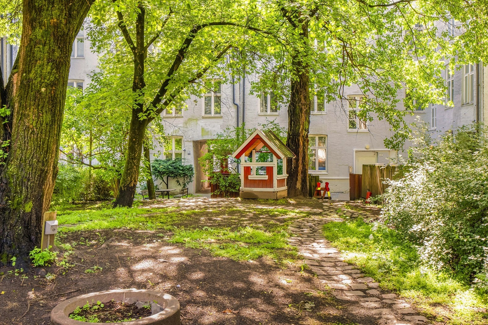 Rolig bakgård. Galleribilde