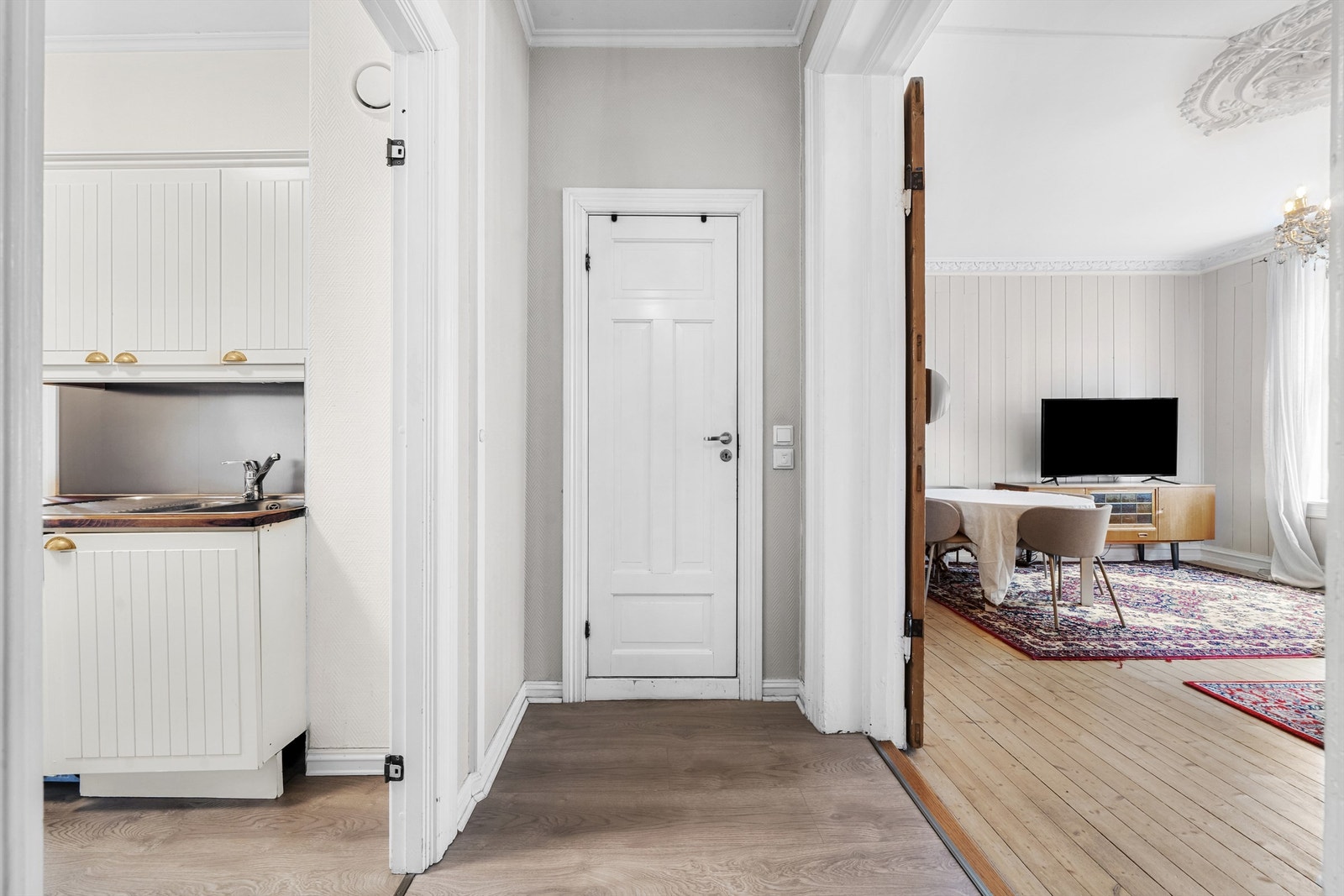 Lys og innbydende entré med plass til både yttertøy og skotøy. Galleribilde