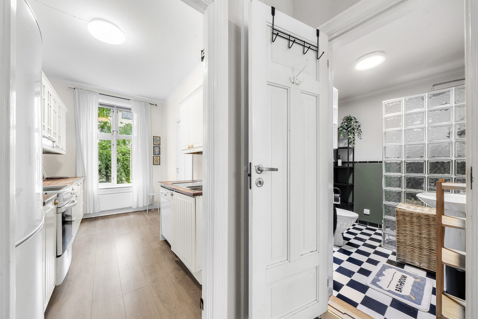 Fra entréen har du atkomst til både kjøkken, bad og stue. Galleribilde