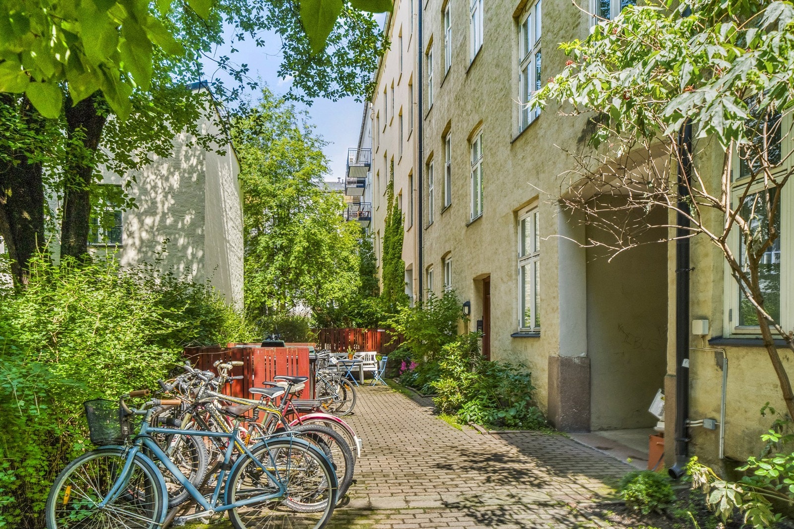 Rolig bakgård. Galleribilde