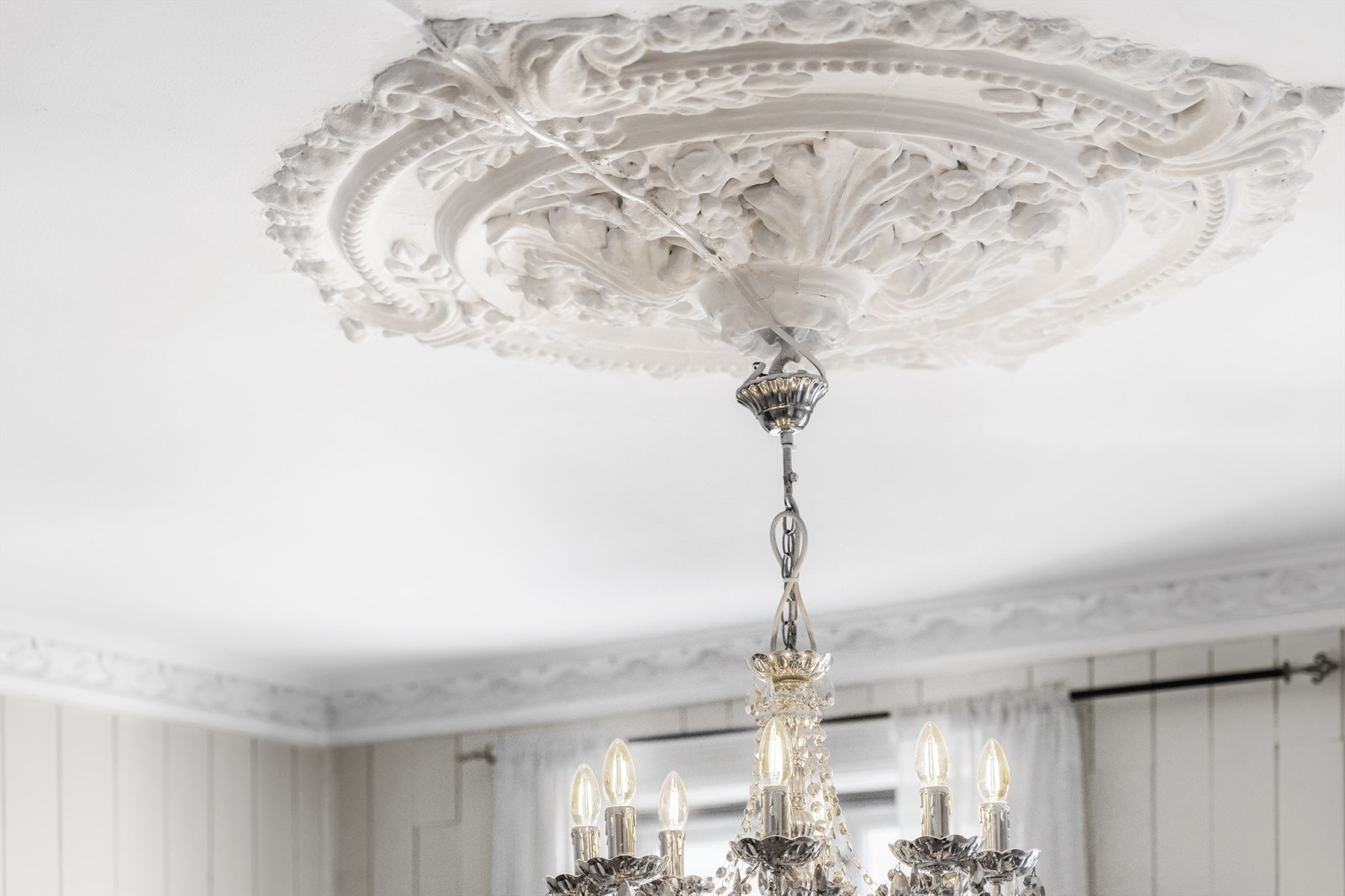 Elegant stue med rosett i taket og gjennomtenkt planløsning - her er det lett å trives. Galleribilde