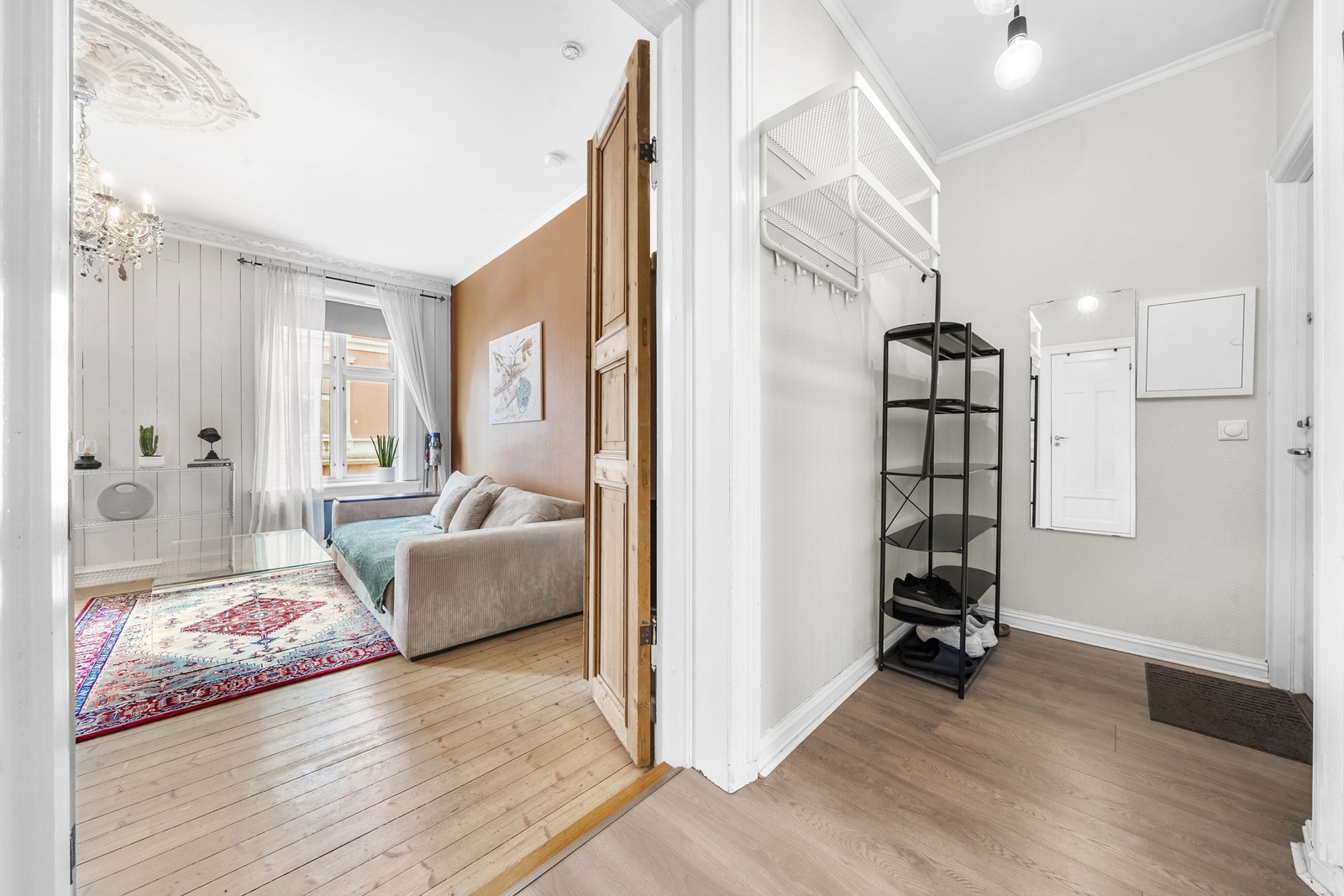 Sikringsskap med automatsikringer er plassert i entré. Galleribilde