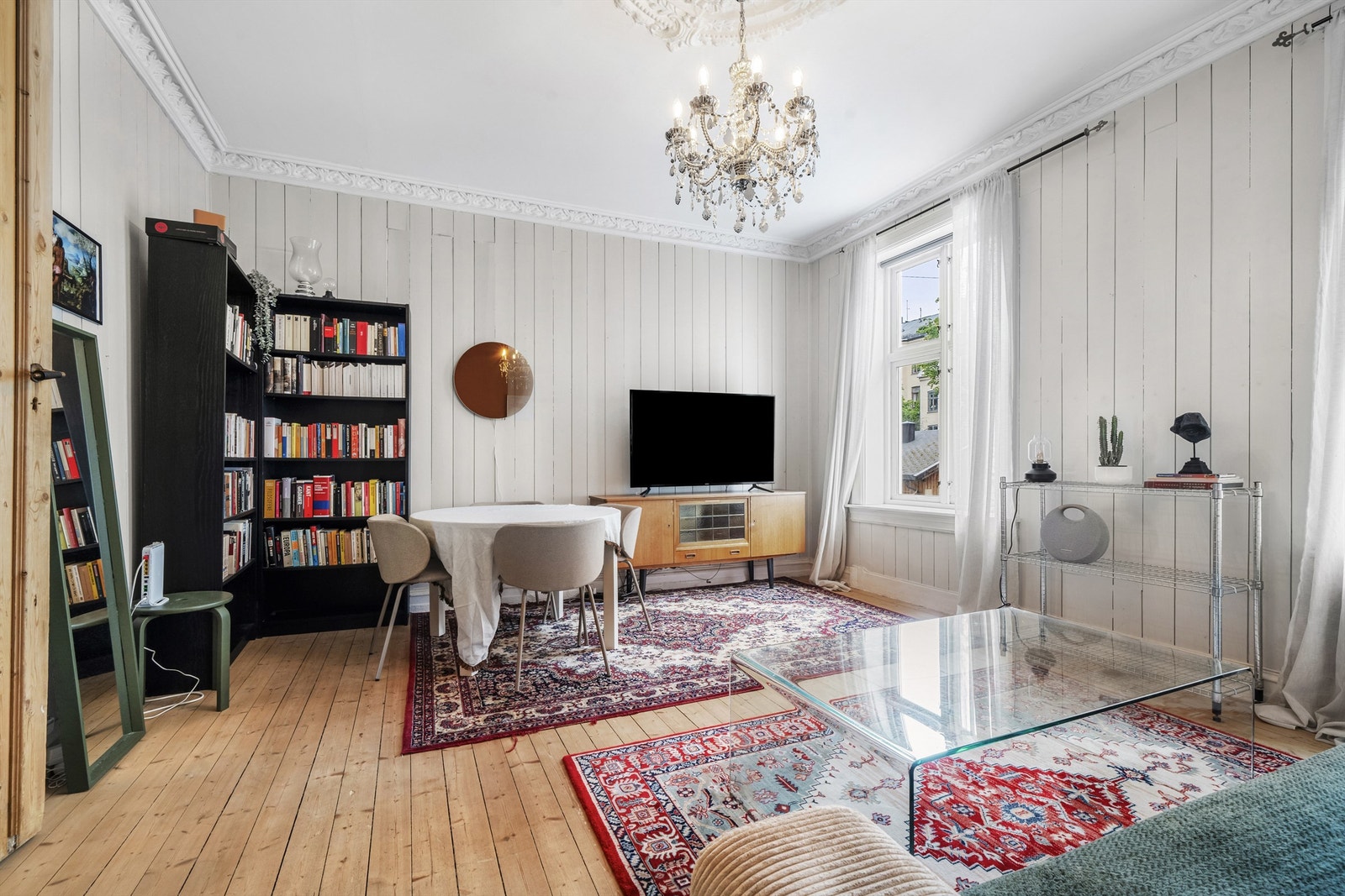 En klassisk og lys 2-roms selveier i rolig sidegate på urbane og populære Grünerløkka. Galleribilde