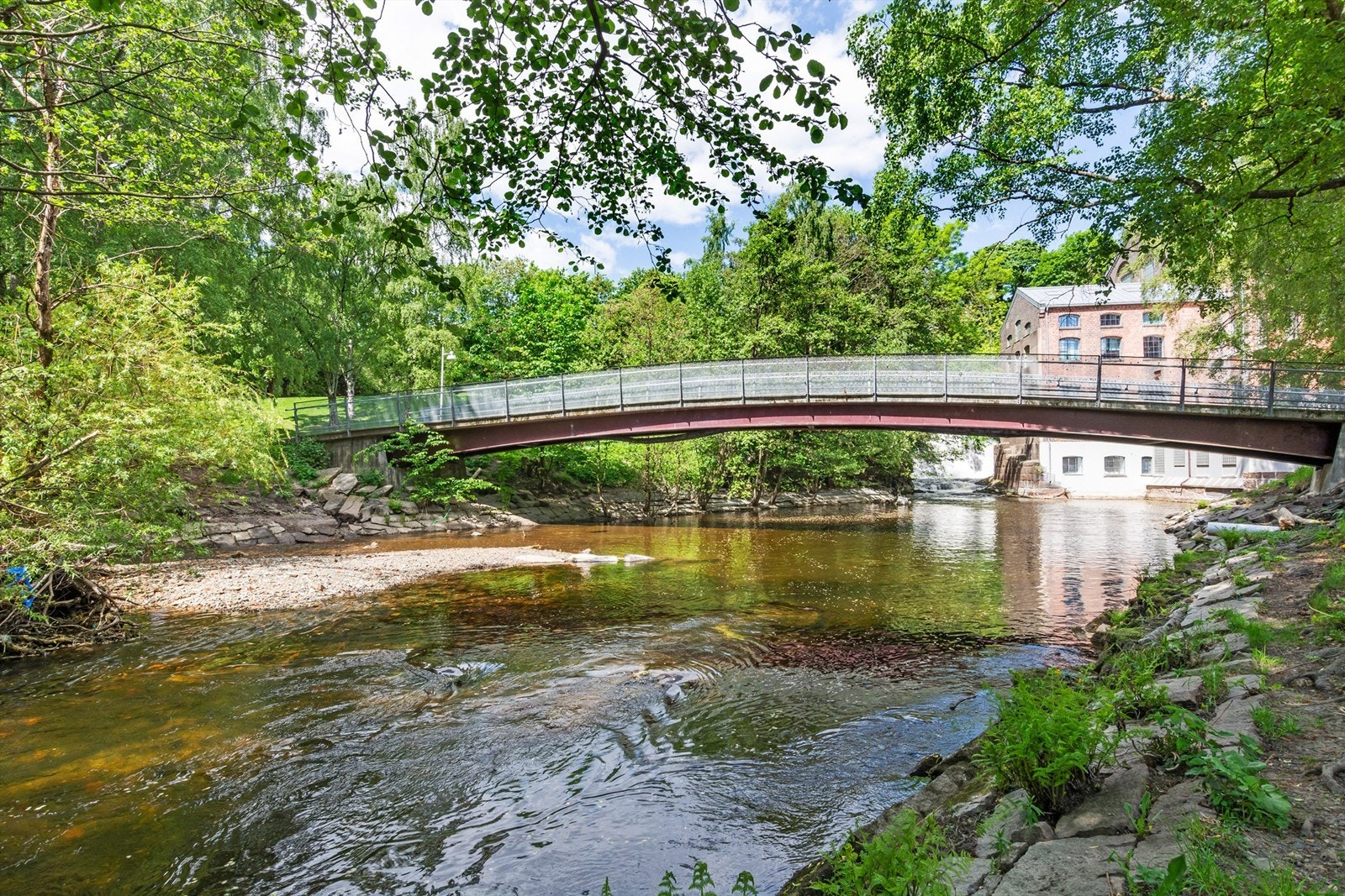Langs Akerselva går det en idyllisk tursti som strekker seg fra Bjørvika i sør til Maridalen og Nordmarka i nord - perfekt for både sommer- og vinterturer. Galleribilde