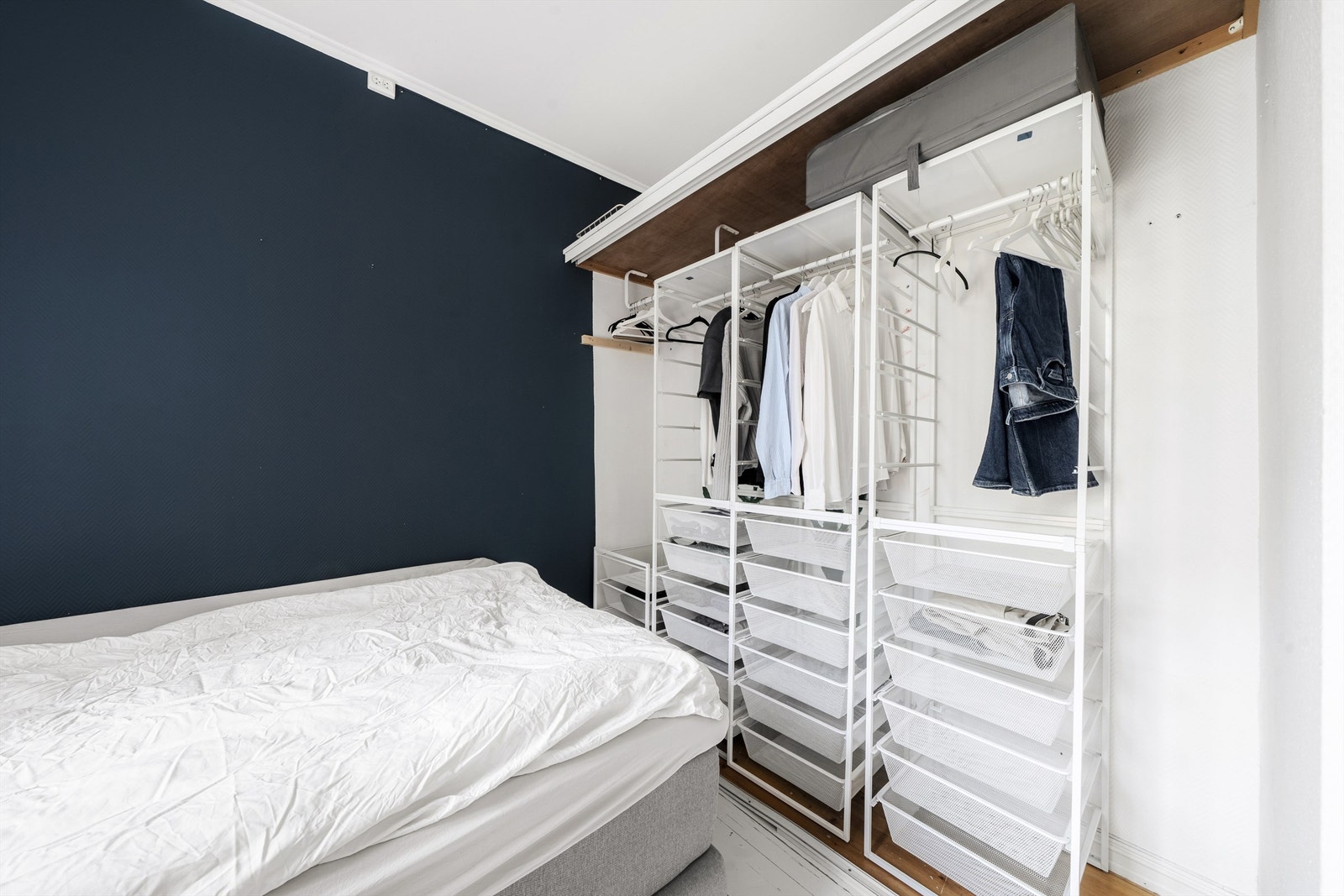 Soverommet byr på både komfort og funksjon, med plass til dobbeltseng og en praktisk, åpen garderobeløsning. Galleribilde