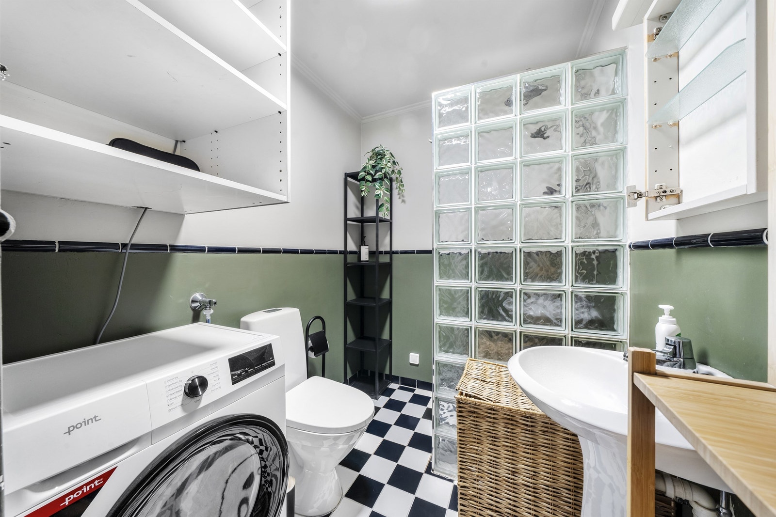 Lyst og moderne baderom med flislagt gulv, gulvvarme og tidløse materialvalg. Galleribilde