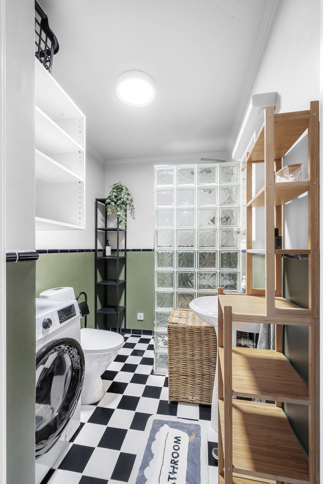 Baderommet er godt utnyttet med plass til vaskemaskin, speilskap med overlys og en solid servantløsning. Galleribilde