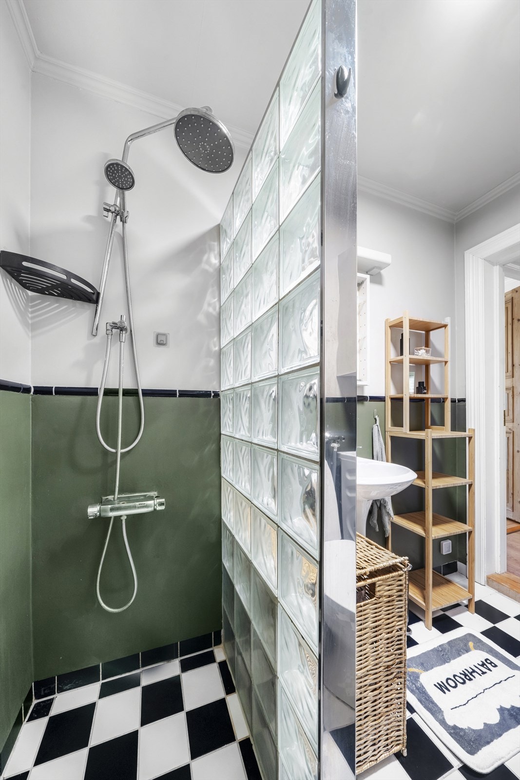 Dusjsonen er elegant avgrenset med glassbyggerstein og utstyrt med både regn- og hånddusj. Galleribilde