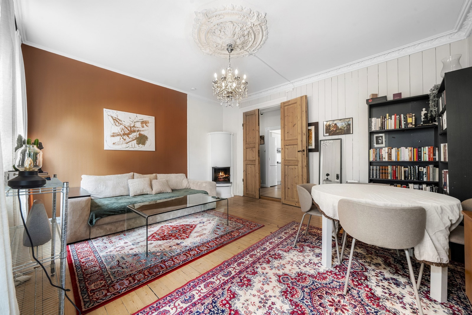 Et svært innbydende og sosialt oppholdsrom med store vindusflater som beriker rommet med masse naturlig lys. Galleribilde