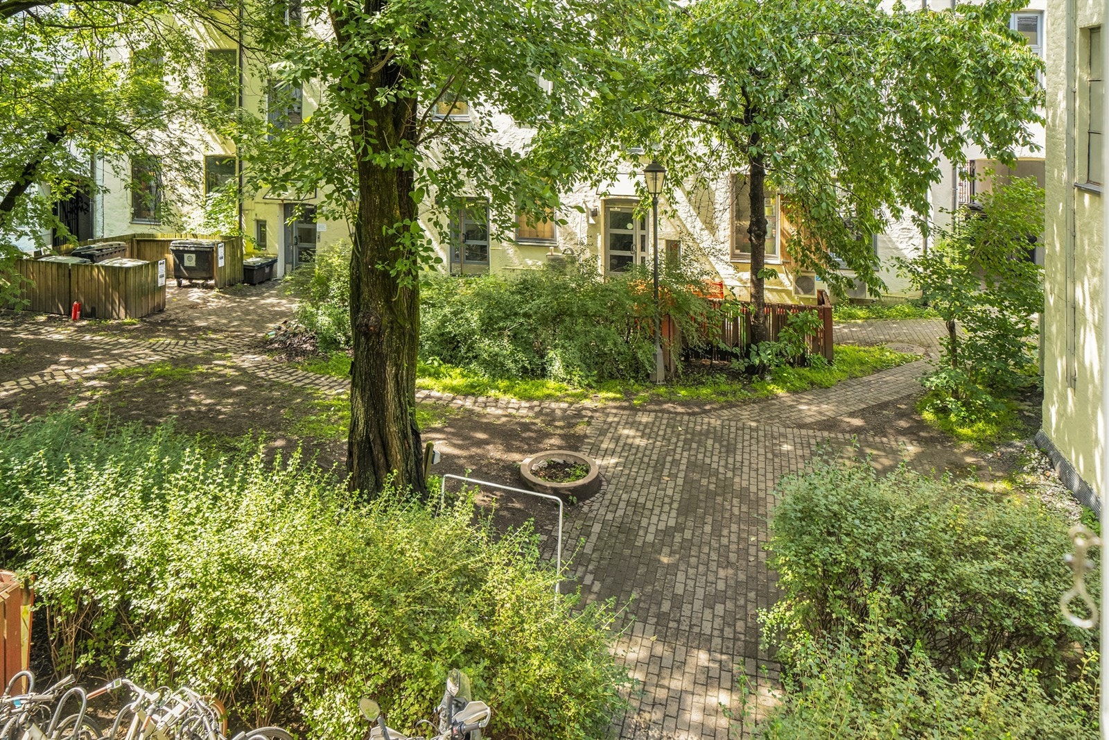 Felles bakgård er opparbeidet med blant annet belegningsstein, sittebenker, plenarealer og diverse beplantning. Galleribilde