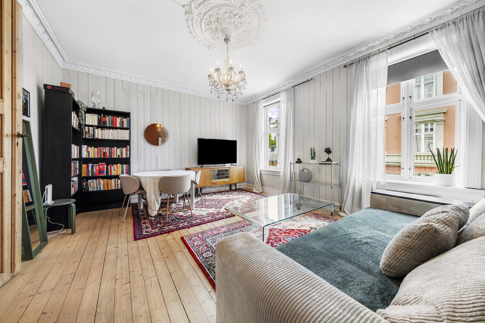 Med god takhøyde og store vinduer får du en stue som føles både romslig og lys. Galleribilde