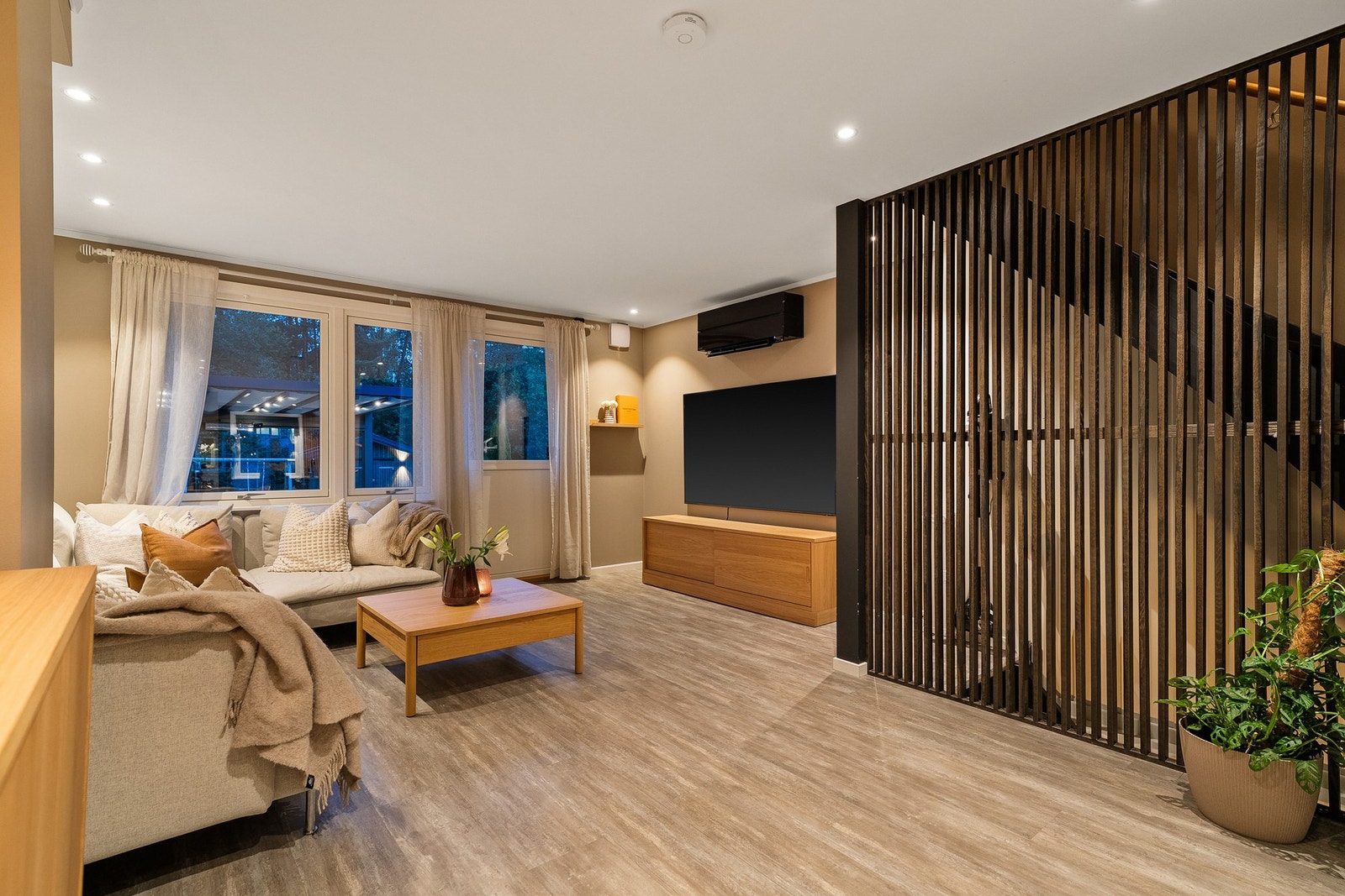 Det er montert screens utvendig. Det er også varmepumpe i boligen. Mulighet for peis. Galleribilde