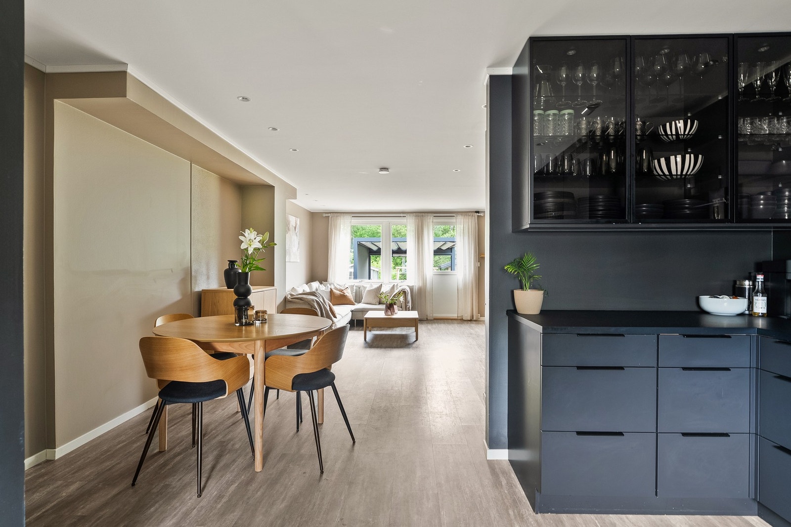 Kjøkkenet er utstyrt med integrerte hvitevarer som kjøleskap med frysedel, komfyr og mikrobølgeovn plassert i høyskap, oppvaskmaskin i benk samt nedfelt platetopp med ventilator. Galleribilde