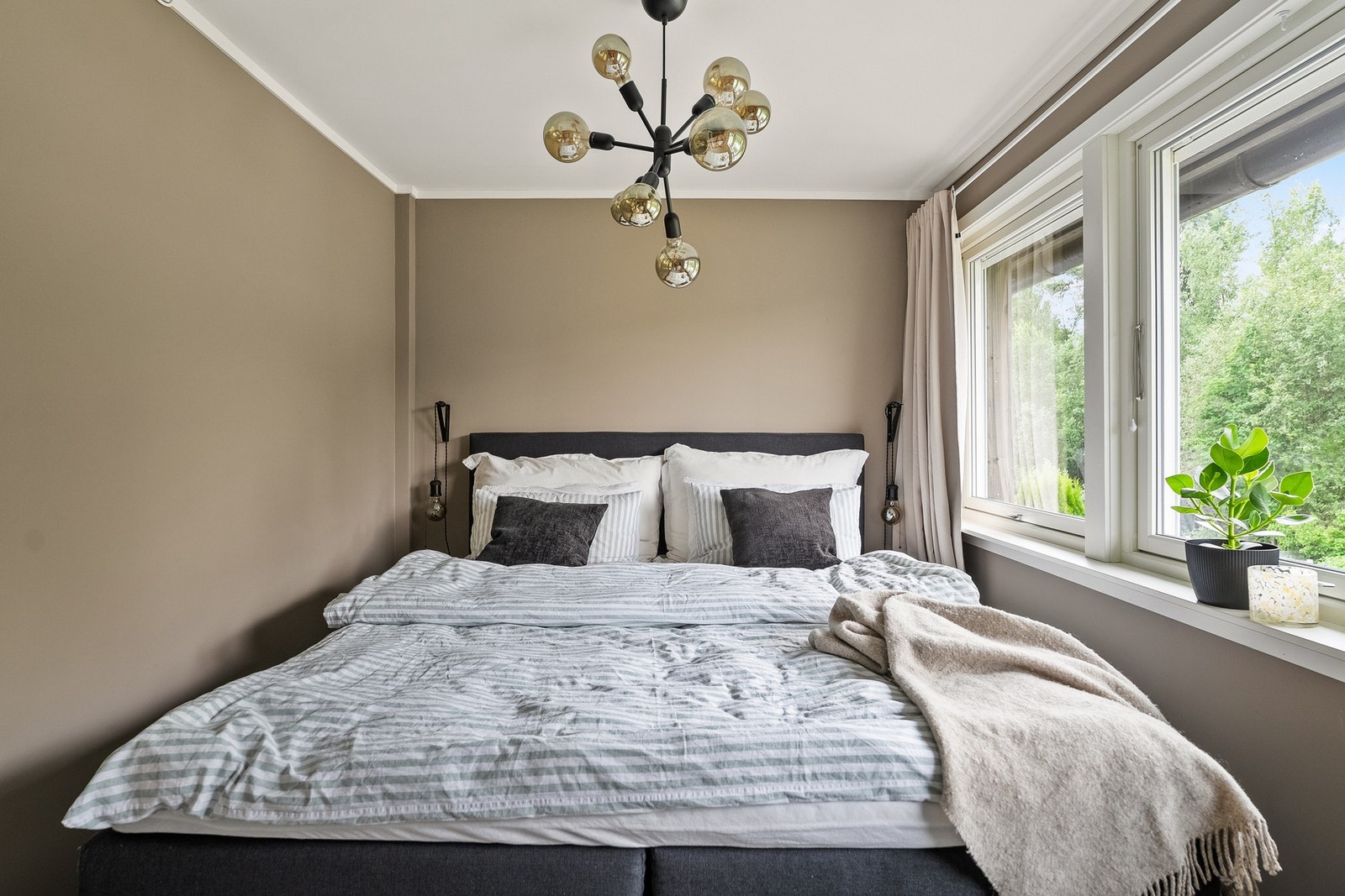 Hovedsoverommet fremstår som det naturlige foreldrerommet med romslig størrelse og plass til dobbeltseng med garderobeløsning. Galleribilde