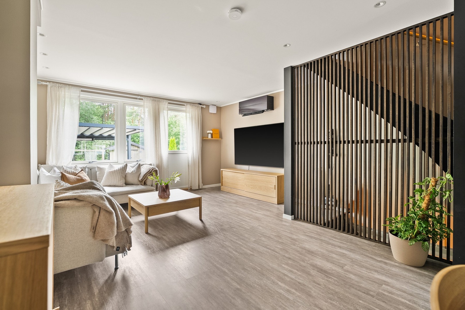 Store vindusflater slipper inn rikelig med naturlig lys og skaper en lys og trivelig atmosfære. Galleribilde