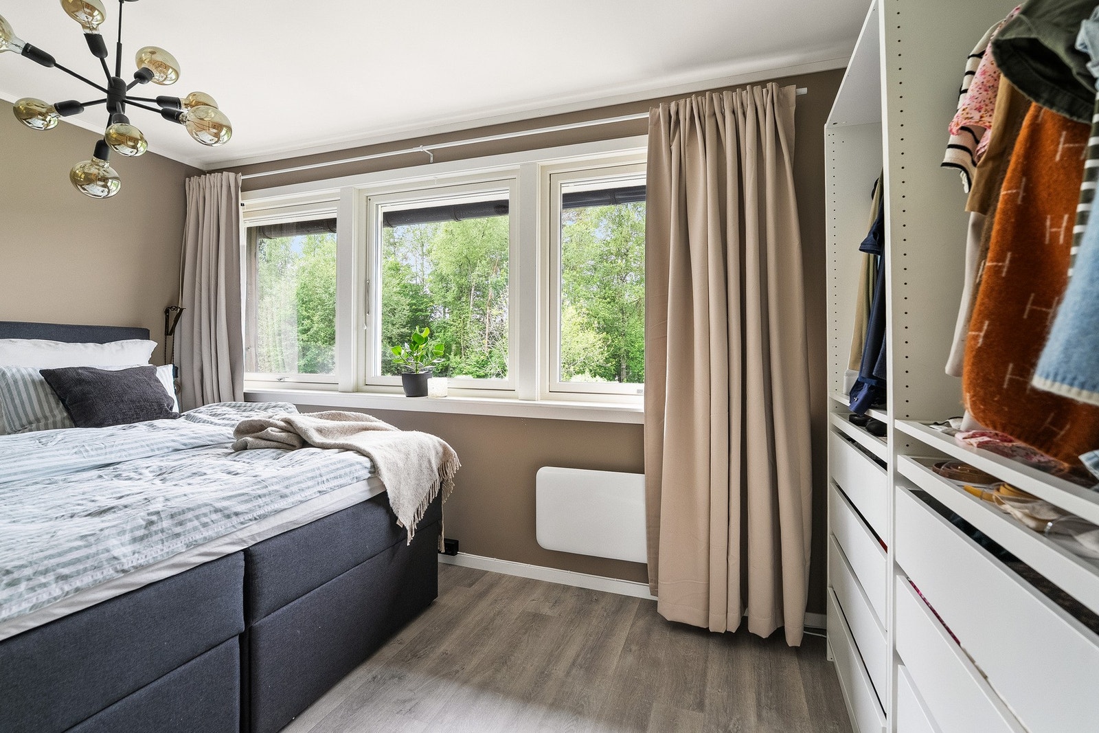 Boligen har tre soverom samlet i 2. etasje, alle med god planløsning og moderne overflater. Galleribilde