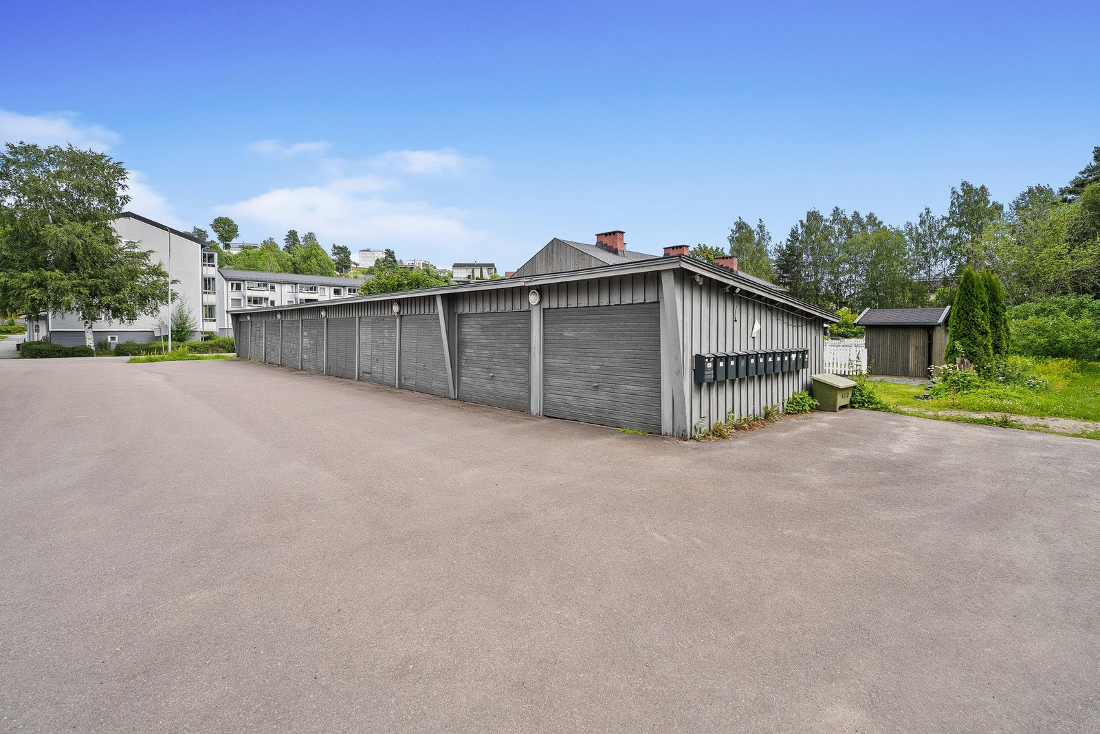 Seksjonen disponerer en garasjeplass i felles rekke. Galleribilde