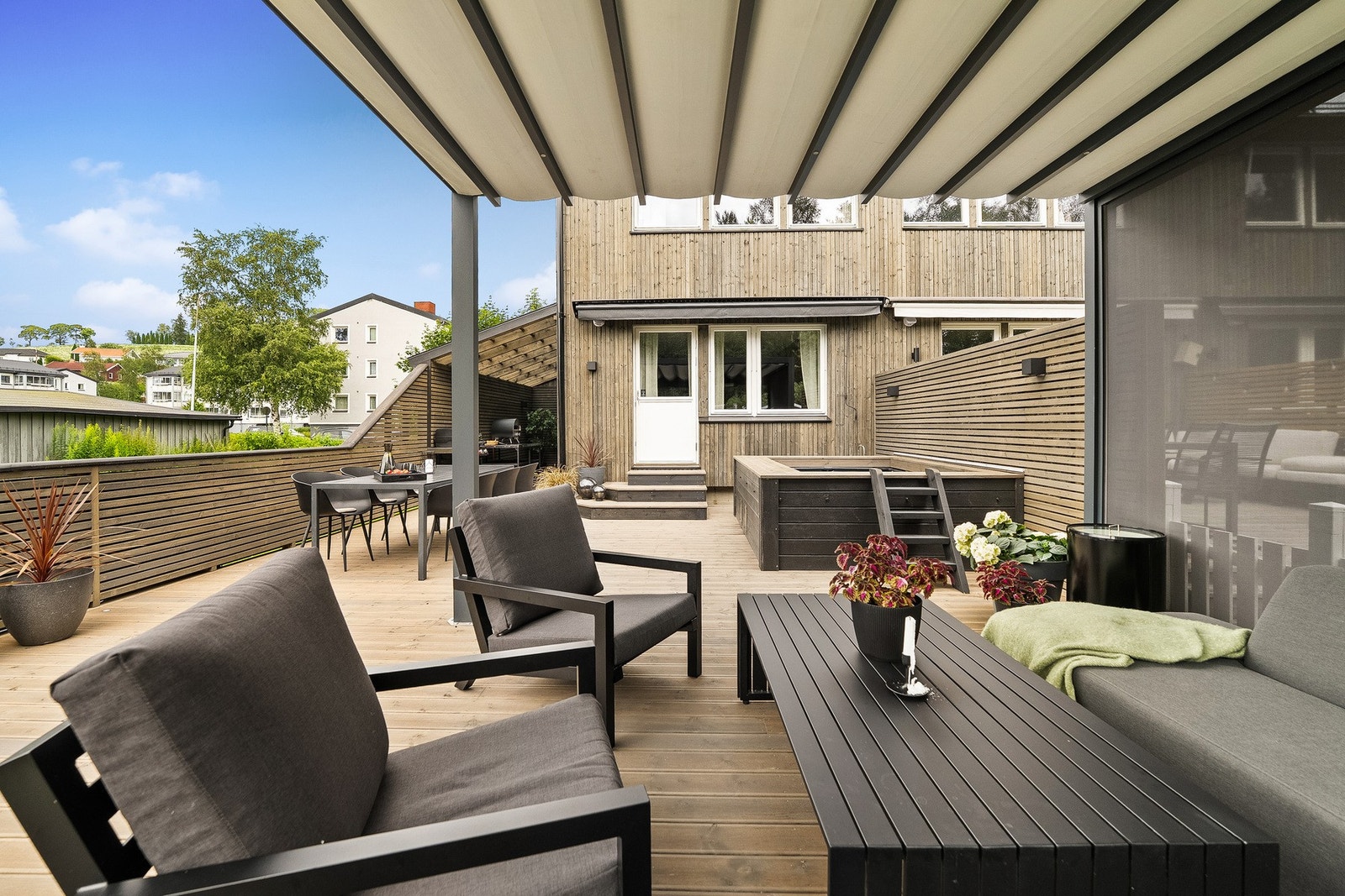 Her er det rikelig med plass til både spisegruppe, sofagruppe og solsenger - perfekt for å nyte varme sommerdager og lange sommerkvelder. Galleribilde