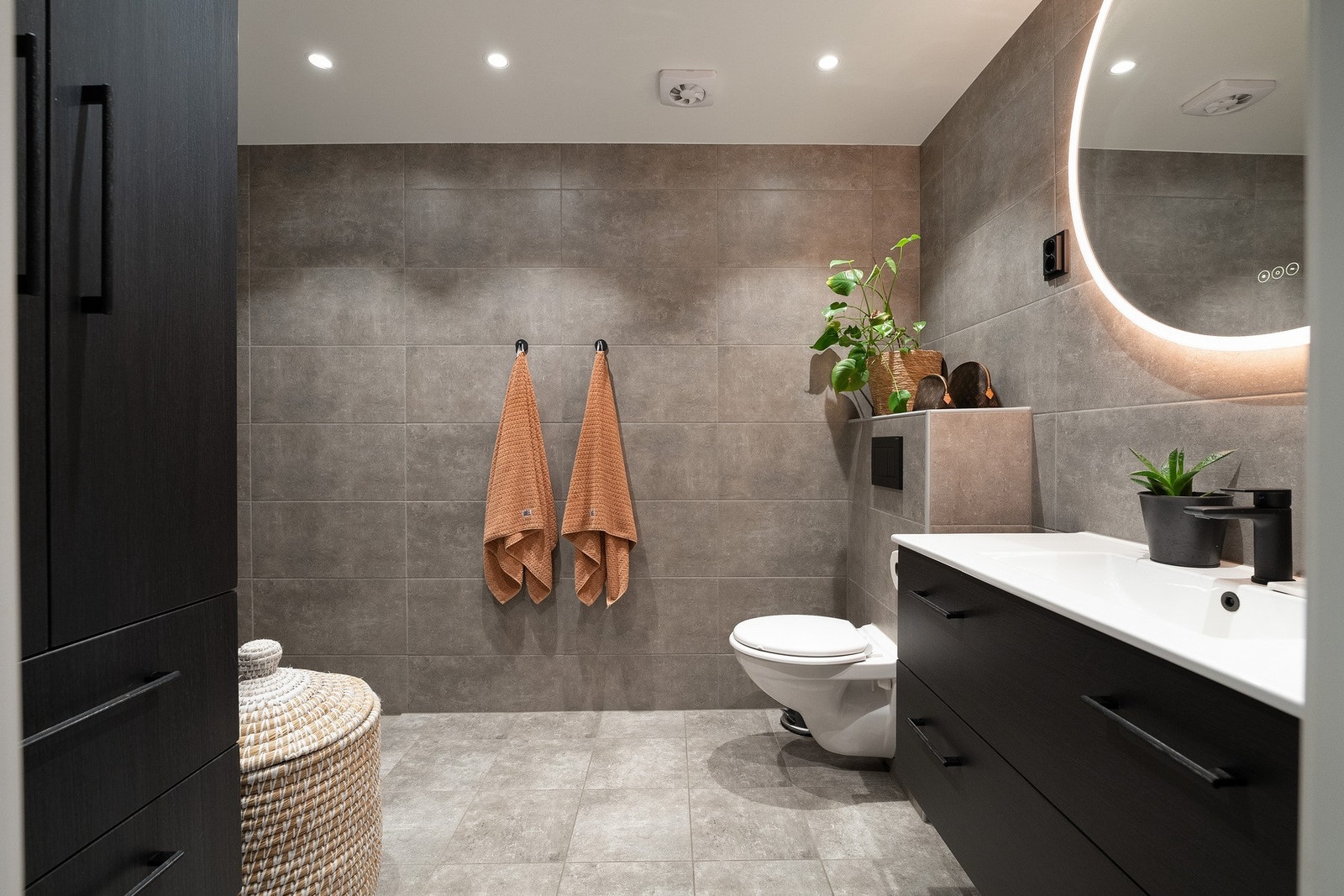 Delikat baderom fra 2017 med flislagt gulv og vegger, samt behagelig gulvvarme. Galleribilde