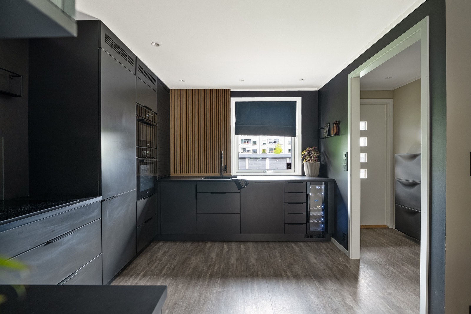 Rett innenfor entreen ligger kjøkkenet, noe som gjør det enkelt å bære inn tunge handleposer. Galleribilde