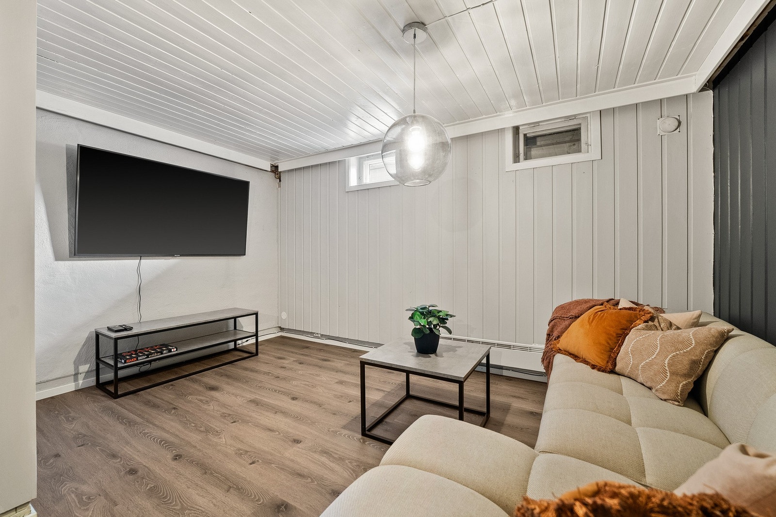 Trivelig innredet rom med god plass til både sofagruppe og tv-løsning - et perfekt rom for lek, hobby eller hjemmekino. (Ikke godkjent for varig opphold) Galleribilde