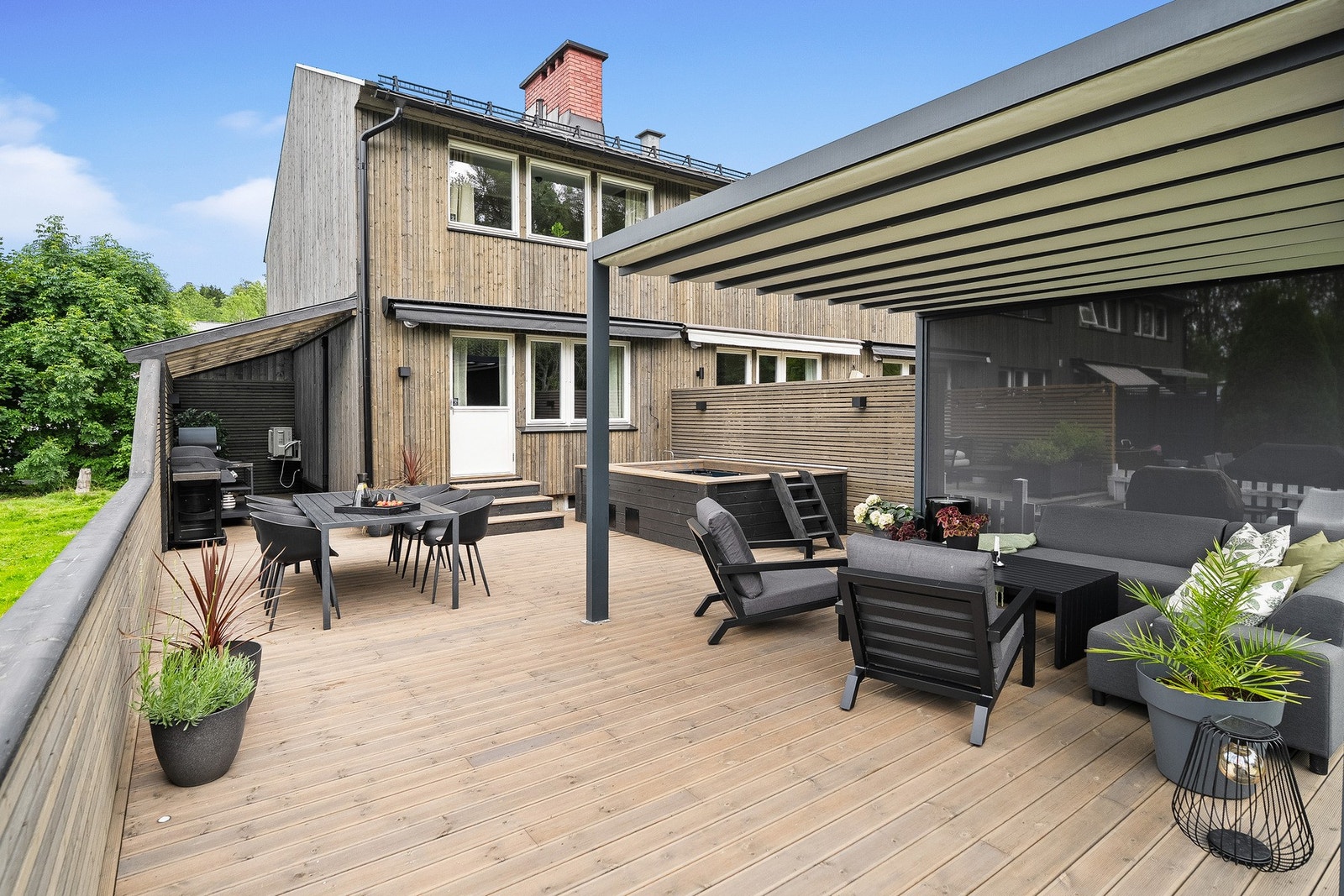 Stor sydvestvendt terrasse på hele 73 m² med gode solforhold store deler av dagen og ettermiddagen. Galleribilde