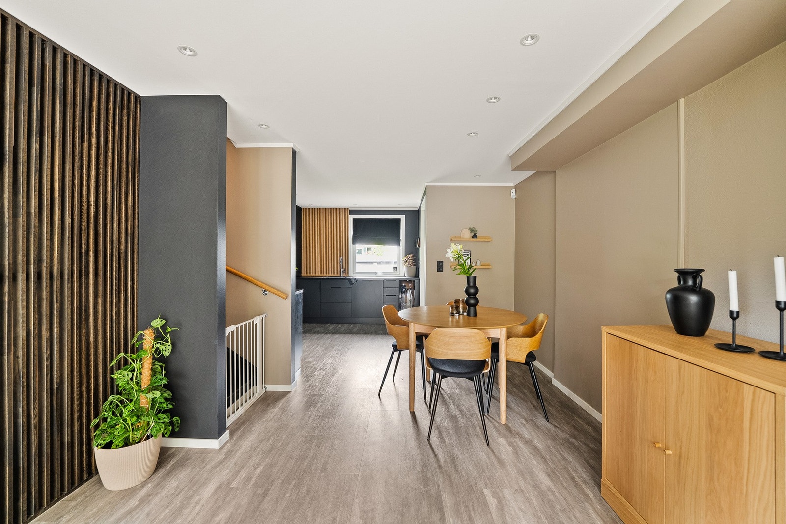 I stuen er det trapp som binder etasjene sammen og gir adkomst både til kjeller og 2. etasje, noe som understreker den praktiske og gjennomtenkte planløsningen. Galleribilde