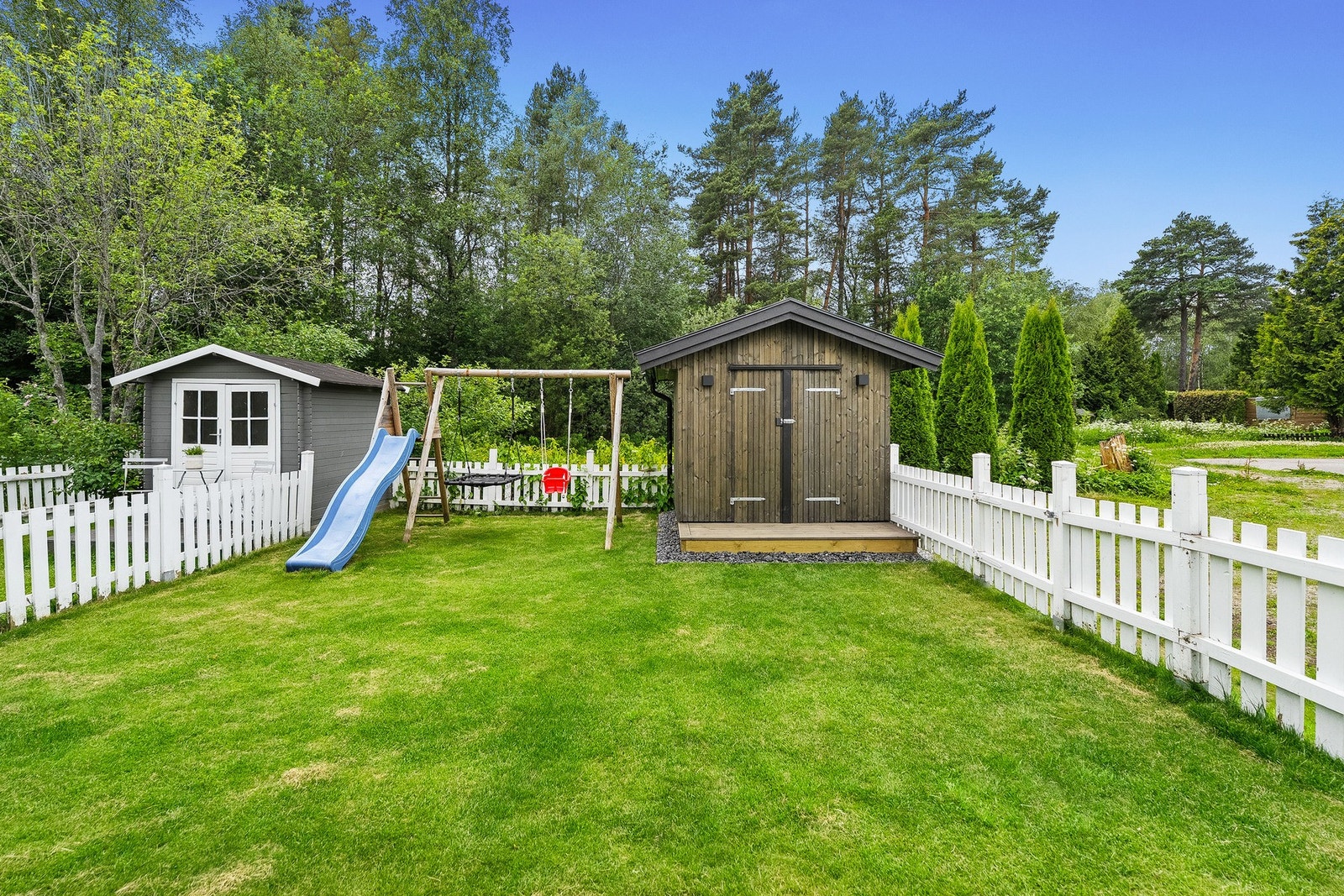 I hagen er det plassert en praktisk redskapsbod med god lagringsplass for hageredskaper, putekasser eller sportsutstyr. Galleribilde