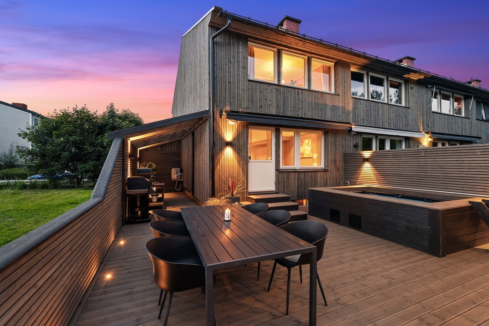 Stor uteplass med ny markise og utvendige spotter. Galleribilde