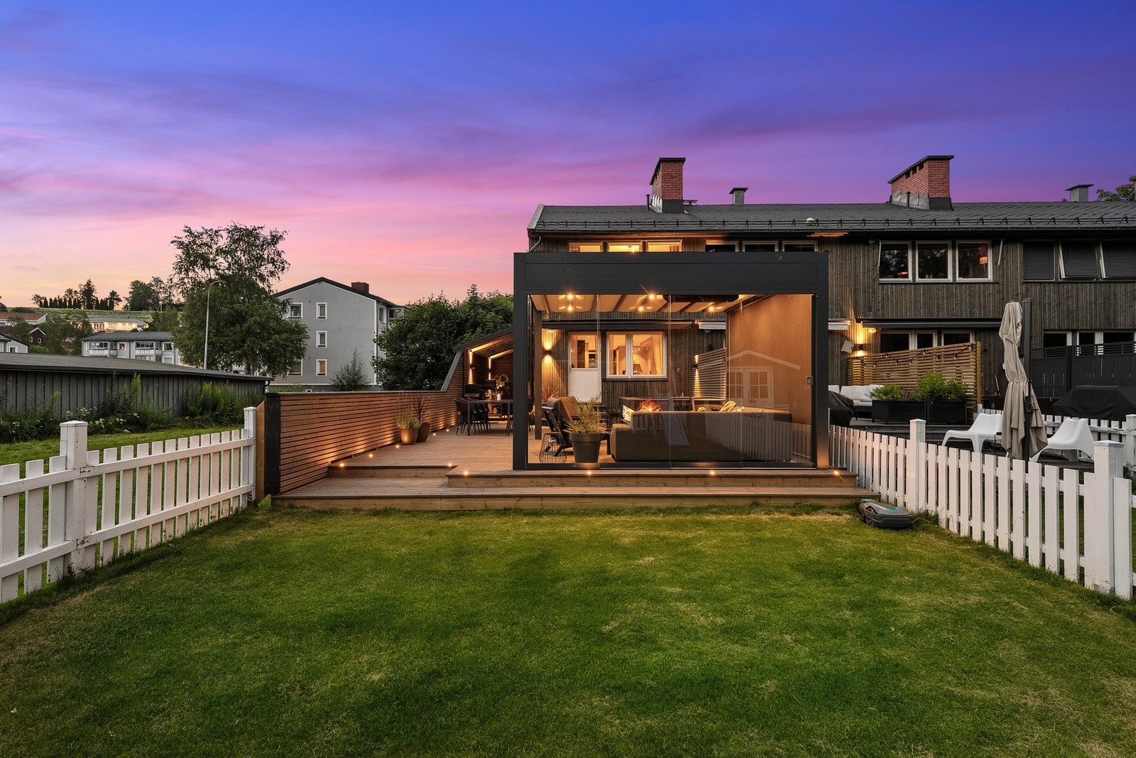 Her har du en stor hage med lite innsyn. Boligen ligger på enden. Galleribilde