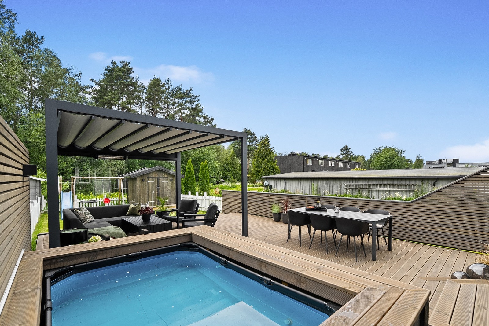 Terrassen egner seg godt for sosiale sammenkomster, grilling, avslapping og utemåltider med familie og venner. Galleribilde