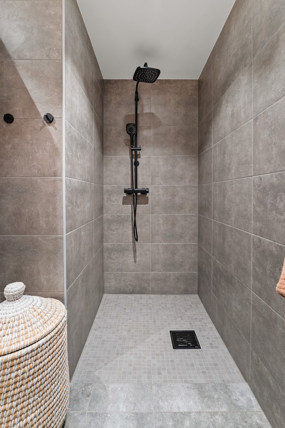 Dusjhjørnet har veggmontert dusjarmatur med både hånddusj og regndusj. Galleribilde