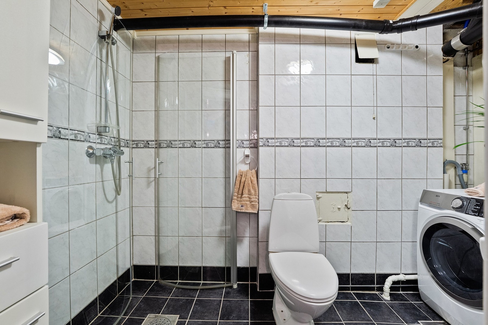 Baderom av ukjent alder, med flislagt gulv og behagelig gulvvarme. Galleribilde