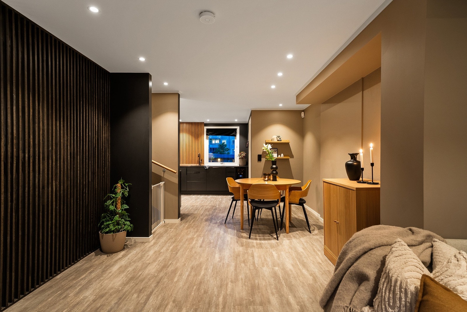 Gjennomgående spotter i tak. Galleribilde