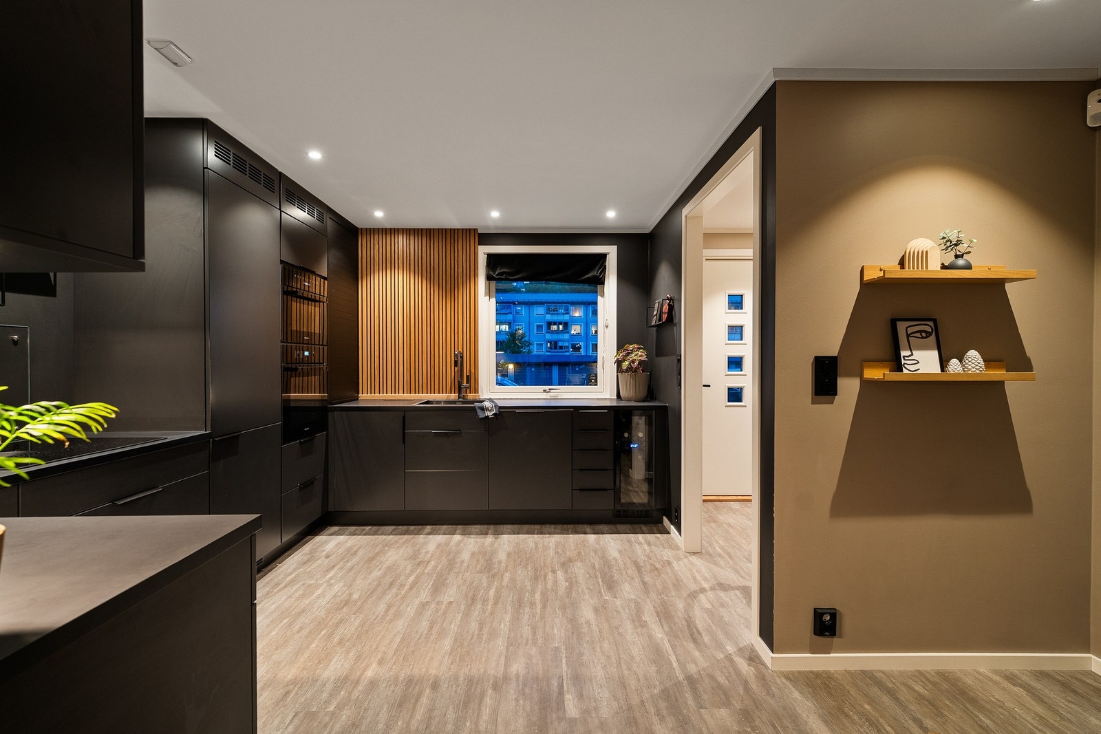 Dette er et kjøkken fra Huseby. Hele etasjen er oppgradert. Galleribilde