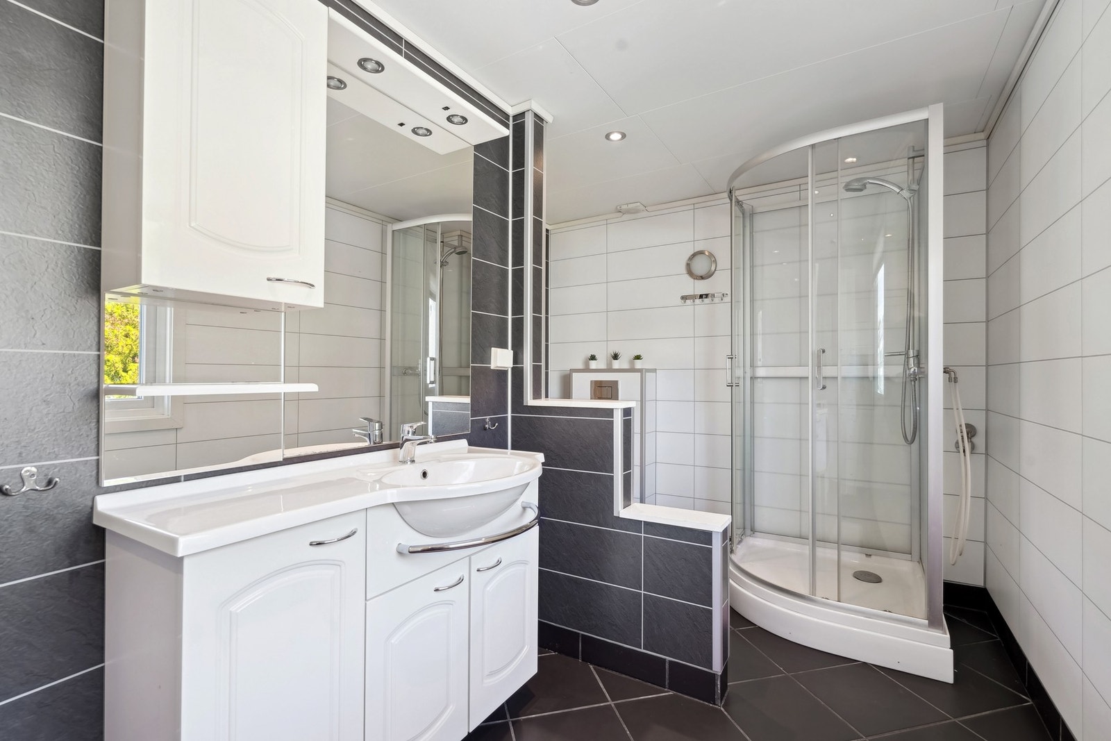 Dusjkabinett, vegghengt WC og spotter i taket. Galleribilde