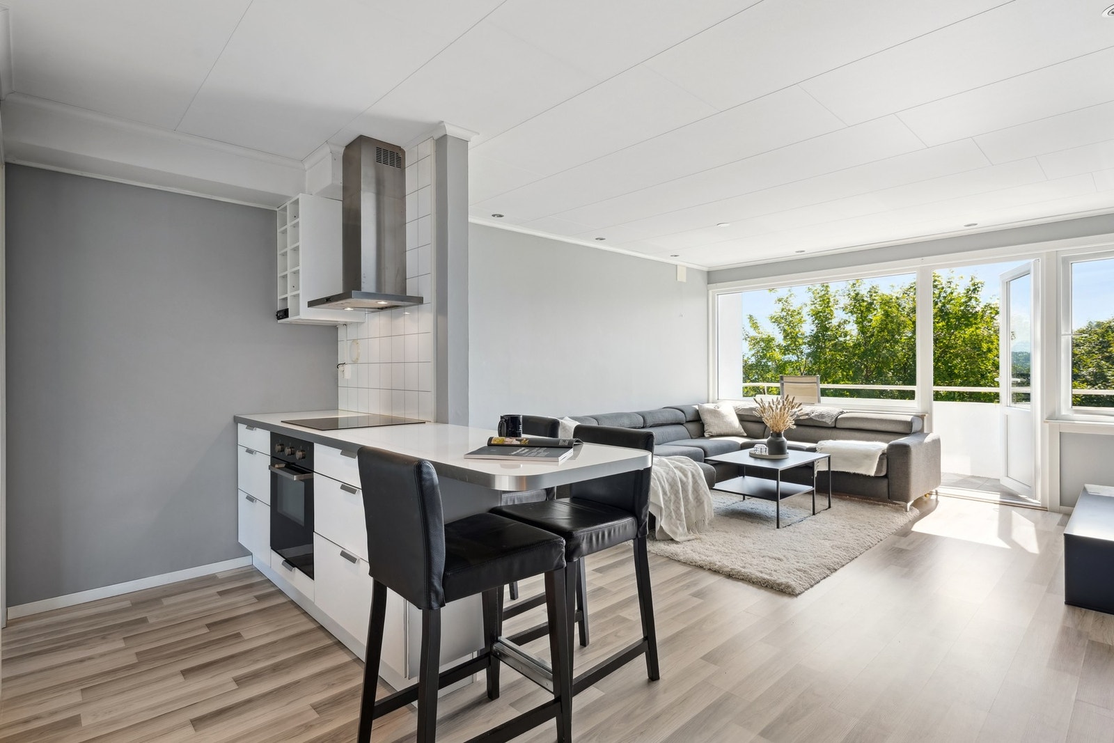 Leiligheten er av god standard og fremstår lys og moderne og har leddspotter med dimming. Galleribilde