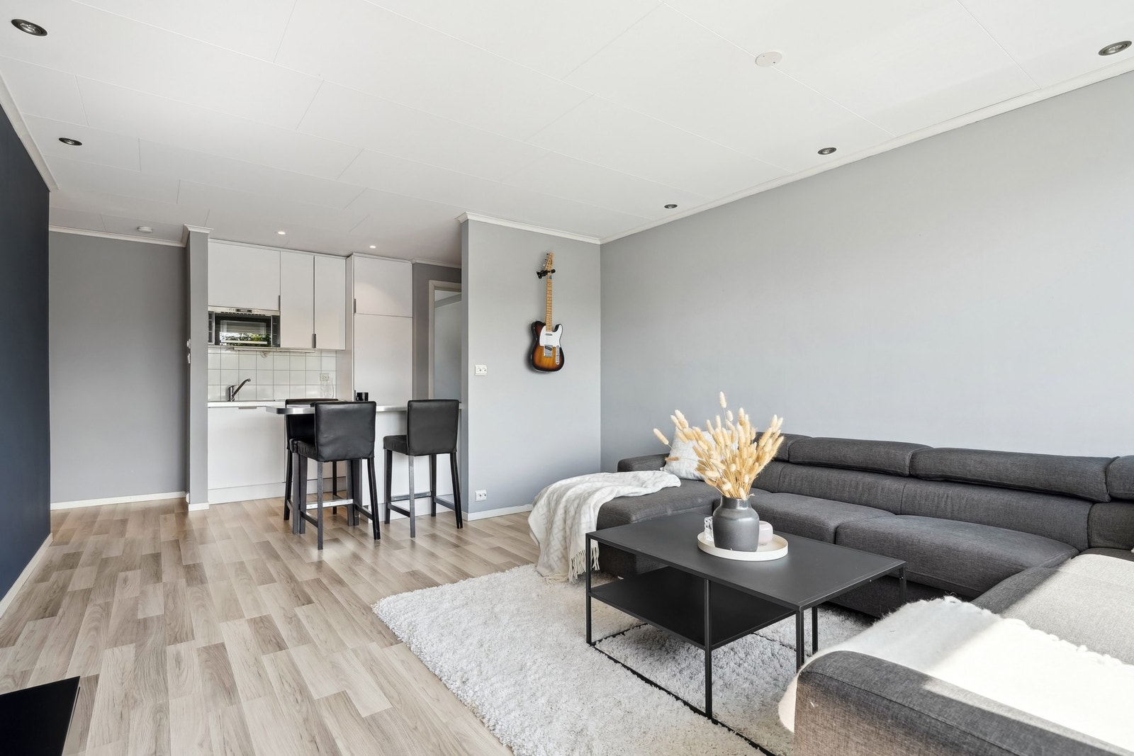 Leiligheten har en praktisk planløsning og inneholder bad, gang, kjøkken, stue, soverom og to nettingboder i kjelleretasjen. Galleribilde