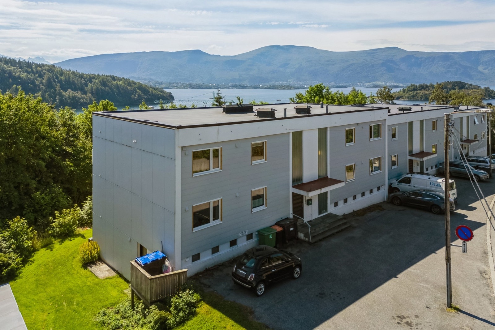 Fasade. Parkeringsmuligheter for beboere rett utenfor. Galleribilde