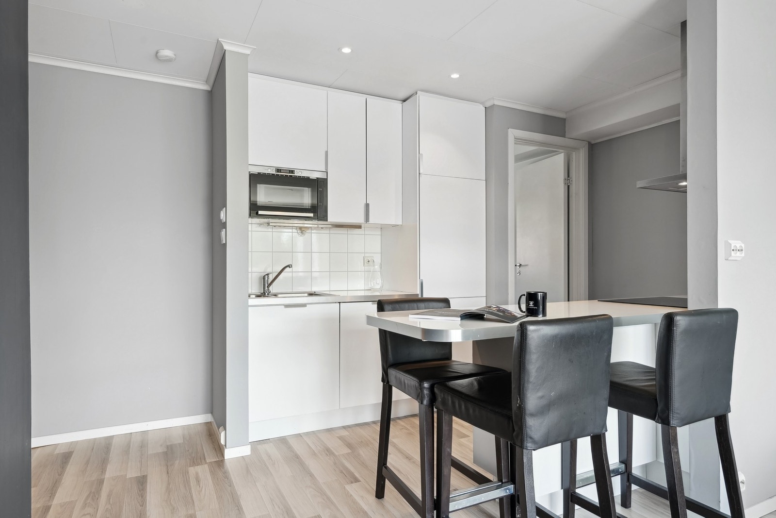 Kjøkkenet har lys innredning fra IKEA fra 2010. Galleribilde