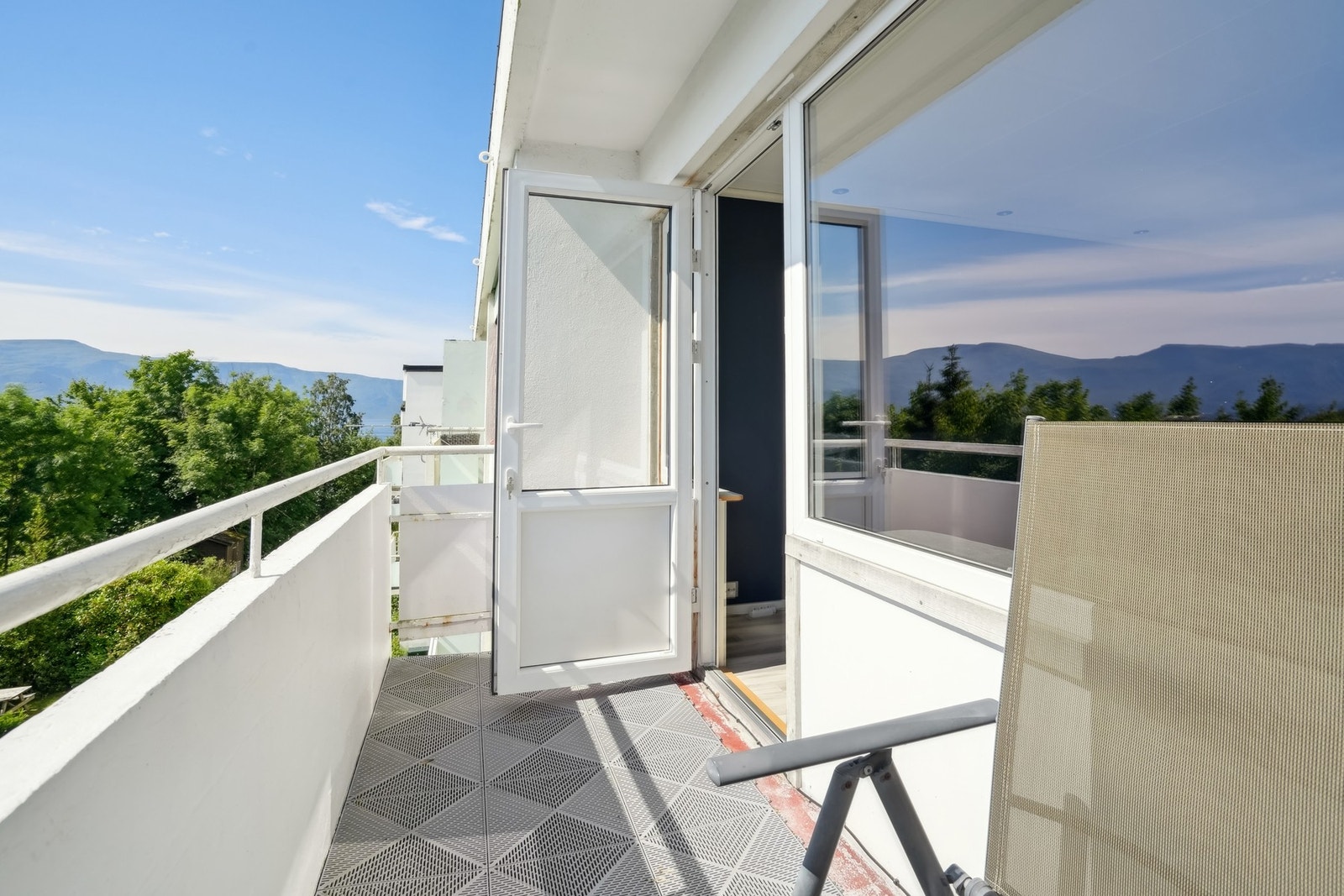 Balkong med plass til utemøbler. Galleribilde