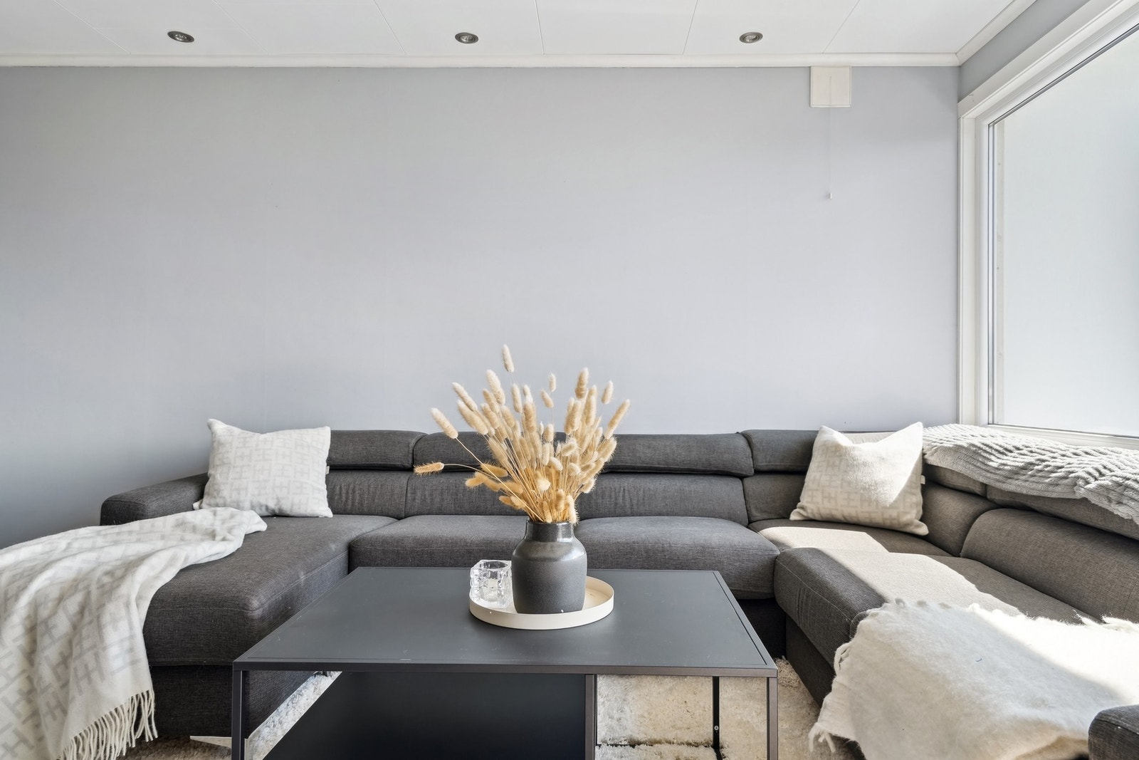 Det er god plass til sofahjørne. Galleribilde