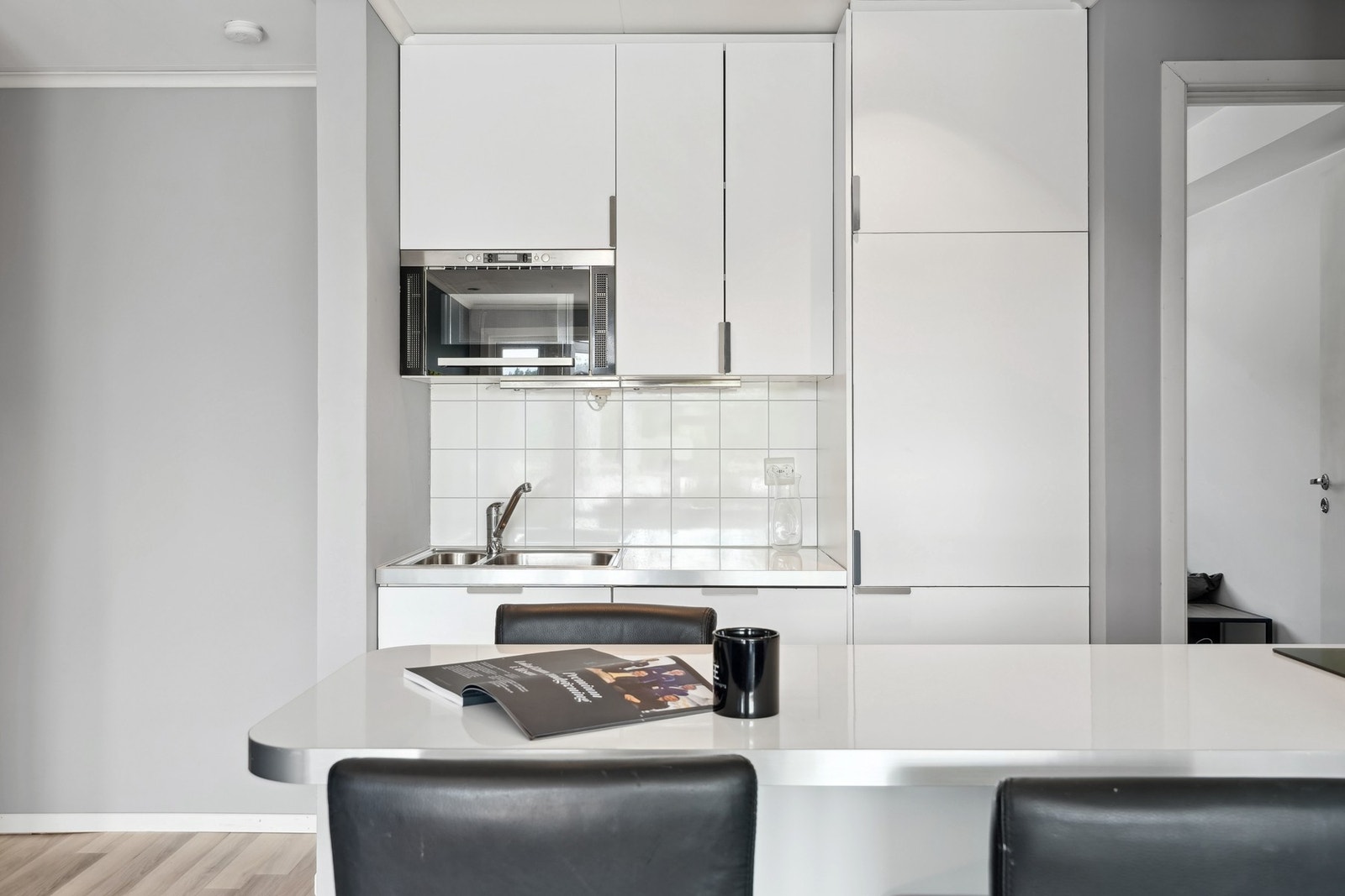 Fullintegrert oppvaskmaskin og kjøl/fryseskap, samt integrert stekeovn og mikrobølgeovn. Galleribilde