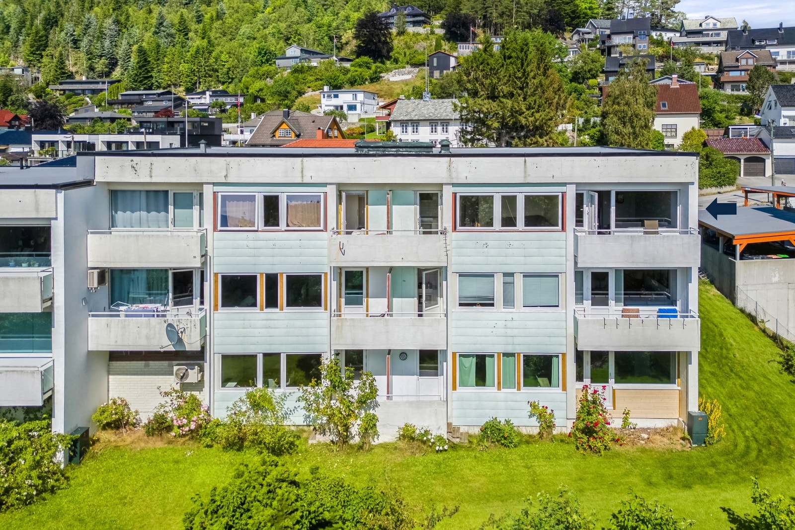 Fasade. Leiligheten ligger fint til øverst på enden av bygget. Galleribilde