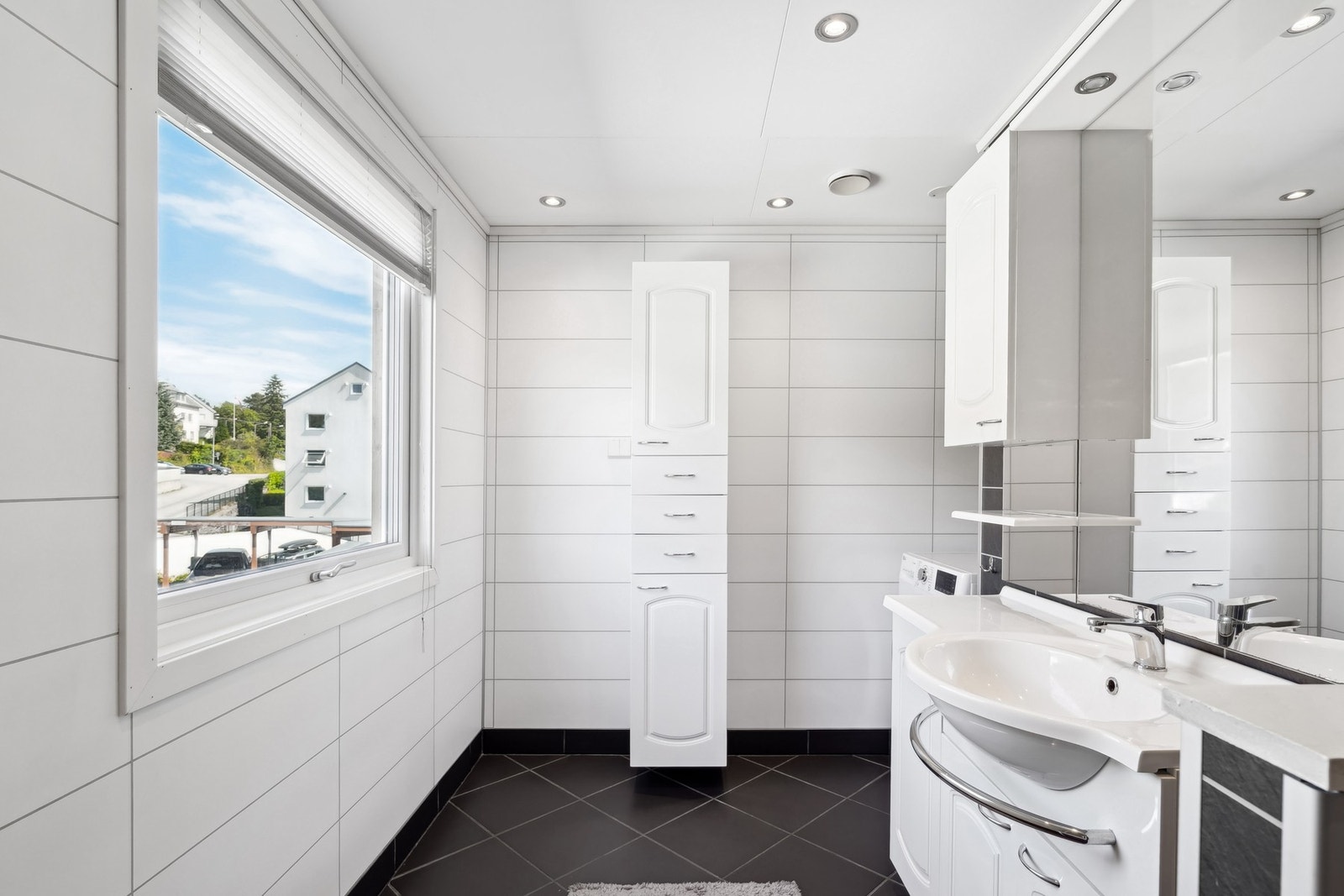 Badet er romslig og praktisk, og har opplegg for vaskemaskin. Galleribilde